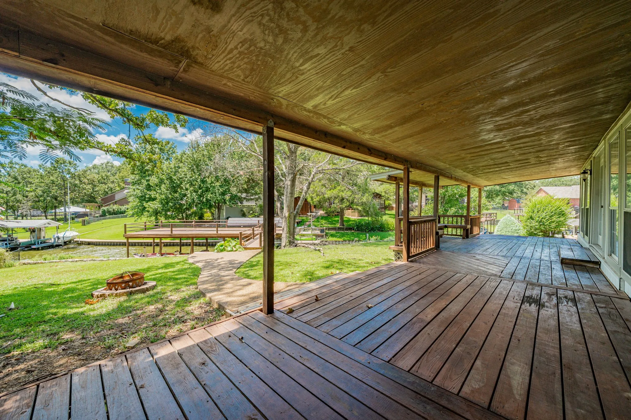 Single Family Residence For Rent in Henderson County , 102 Northwood Place, Enchanted Oaks, Texas 75156, 3 Bedroom, 2 Bathroom, Garage spaces, 2,000 Sqft, built in 1979, mls#21397362, Real Estate Agent in Enchanted Oaks, Homes For Rent in Henderson county, Homes For Rent in Enchanted Oaks, Realtor in Enchanted Oaks Texas, Real Estate Brokerage Independent Realty Texas, Luminita Cordes Realtor