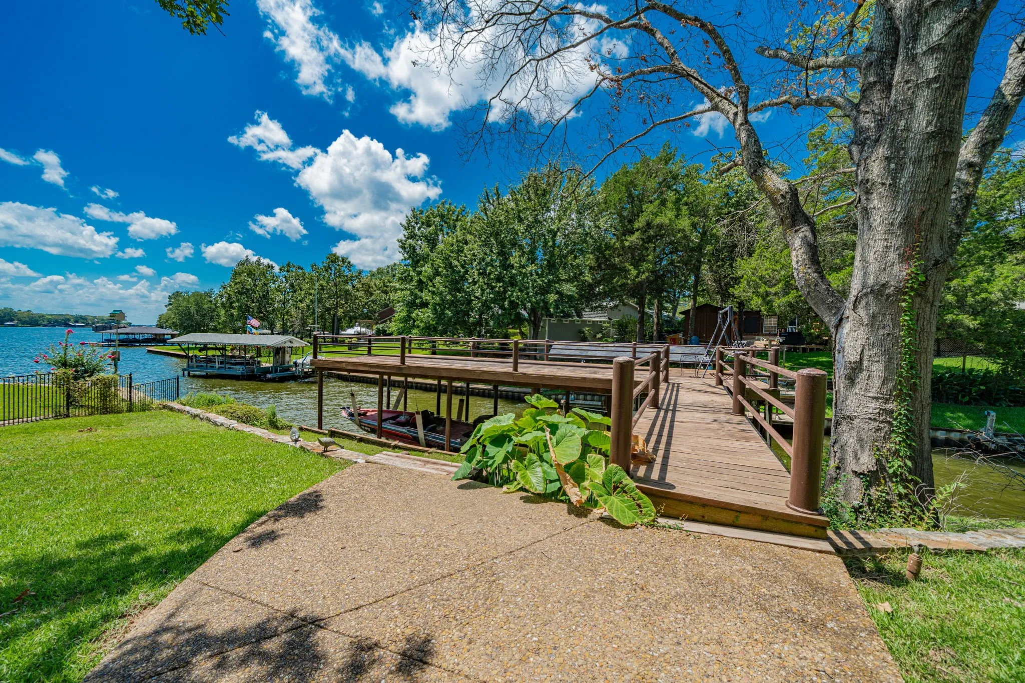 Single Family Residence For Rent in Henderson County , 102 Northwood Place, Enchanted Oaks, Texas 75156, 3 Bedroom, 2 Bathroom, Garage spaces, 2,000 Sqft, built in 1979, mls#21397362, Real Estate Agent in Enchanted Oaks, Homes For Rent in Henderson county, Homes For Rent in Enchanted Oaks, Realtor in Enchanted Oaks Texas, Real Estate Brokerage Independent Realty Texas, Luminita Cordes Realtor