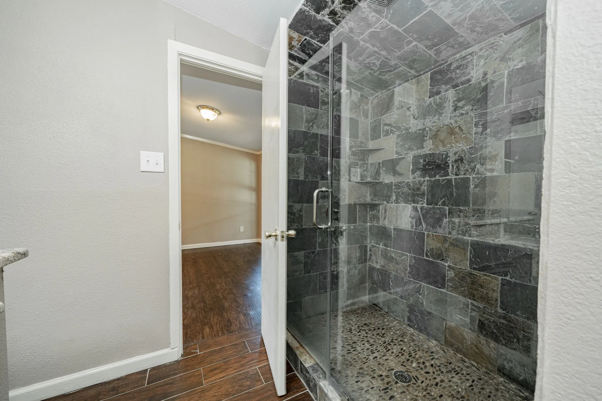 Single Family Residence For Rent in Henderson County , 102 Northwood Place, Enchanted Oaks, Texas 75156, 3 Bedroom, 2 Bathroom, Garage spaces, 2,000 Sqft, built in 1979, mls#21397362, Real Estate Agent in Enchanted Oaks, Homes For Rent in Henderson county, Homes For Rent in Enchanted Oaks, Realtor in Enchanted Oaks Texas, Real Estate Brokerage Independent Realty Texas, Luminita Cordes Realtor
