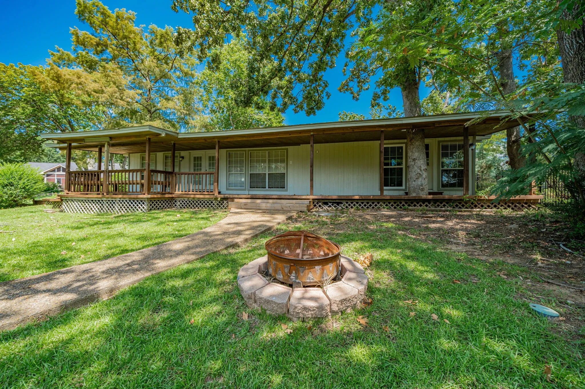 Single Family Residence For Rent in Henderson County , 102 Northwood Place, Enchanted Oaks, Texas 75156, 3 Bedroom, 2 Bathroom, Garage spaces, 2,000 Sqft, built in 1979, mls#21397362, Real Estate Agent in Enchanted Oaks, Homes For Rent in Henderson county, Homes For Rent in Enchanted Oaks, Realtor in Enchanted Oaks Texas, Real Estate Brokerage Independent Realty Texas, Luminita Cordes Realtor
