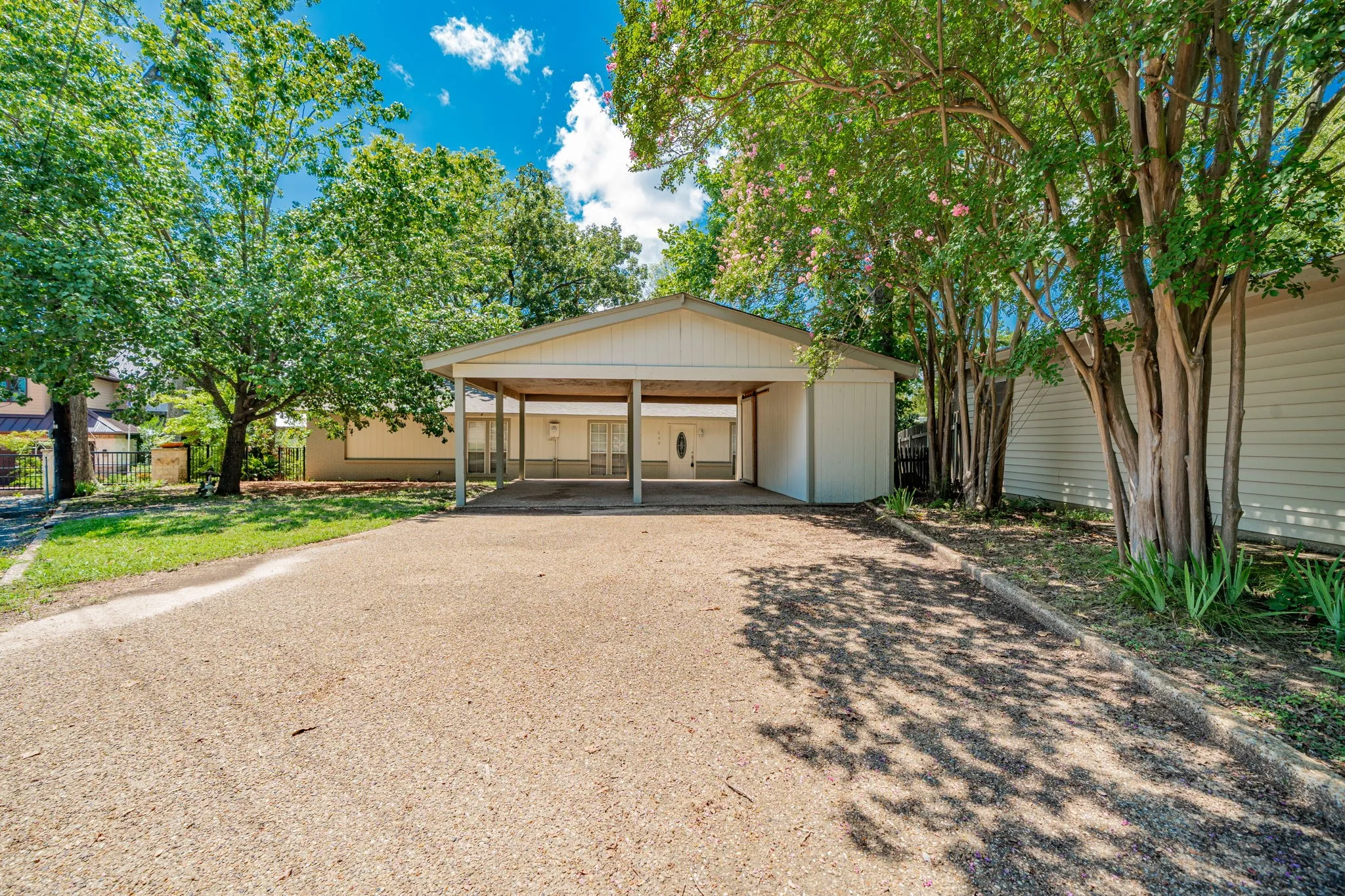 Single Family Residence For Rent in Henderson County , 102 Northwood Place, Enchanted Oaks, Texas 75156, 3 Bedroom, 2 Bathroom, Garage spaces, 2,000 Sqft, built in 1979, mls#21397362, Real Estate Agent in Enchanted Oaks, Homes For Rent in Henderson county, Homes For Rent in Enchanted Oaks, Realtor in Enchanted Oaks Texas, Real Estate Brokerage Independent Realty Texas, Luminita Cordes Realtor