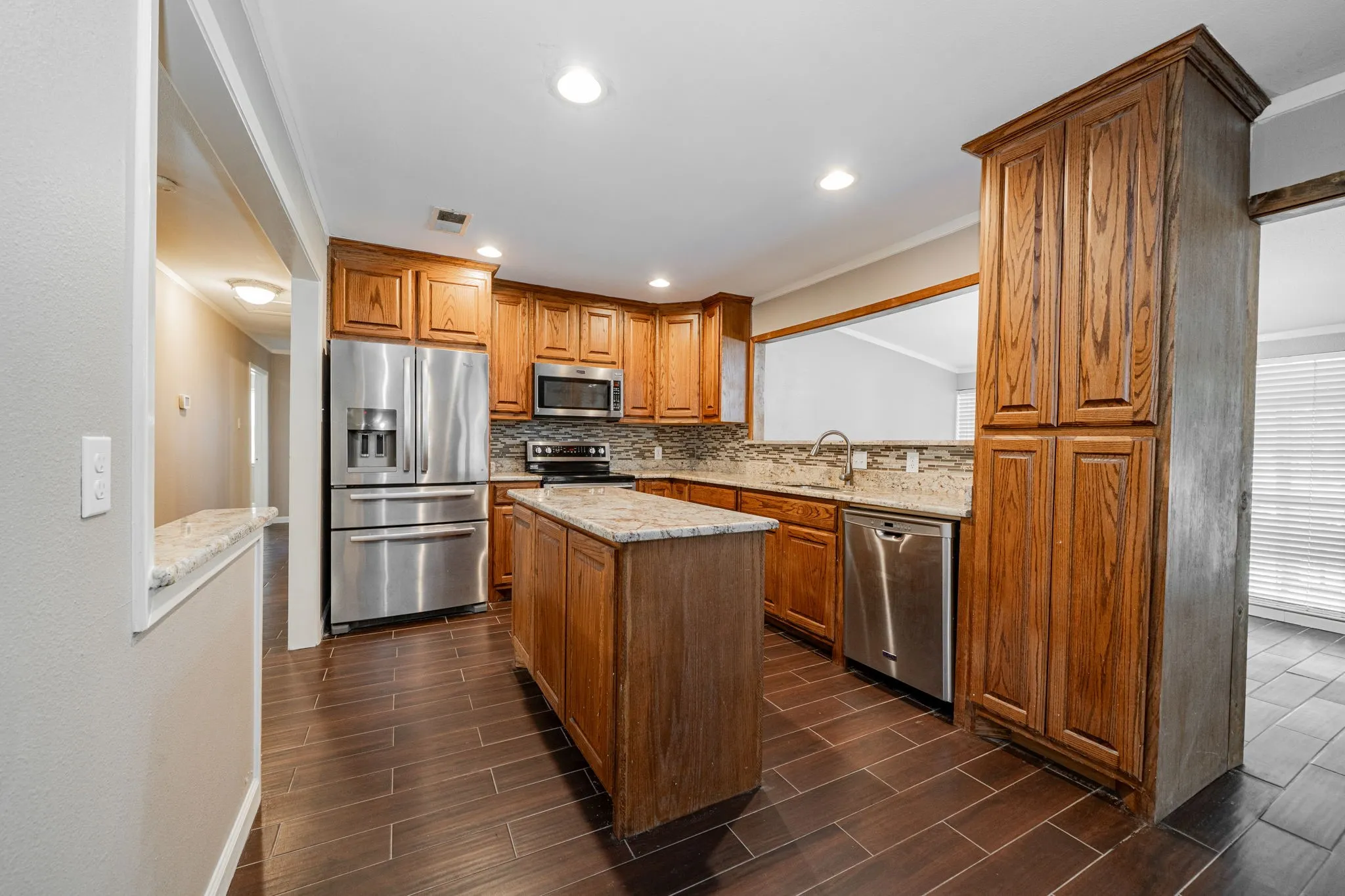 Single Family Residence For Rent in Henderson County , 102 Northwood Place, Enchanted Oaks, Texas 75156, 3 Bedroom, 2 Bathroom, Garage spaces, 2,000 Sqft, built in 1979, mls#21397362, Real Estate Agent in Enchanted Oaks, Homes For Rent in Henderson county, Homes For Rent in Enchanted Oaks, Realtor in Enchanted Oaks Texas, Real Estate Brokerage Independent Realty Texas, Luminita Cordes Realtor
