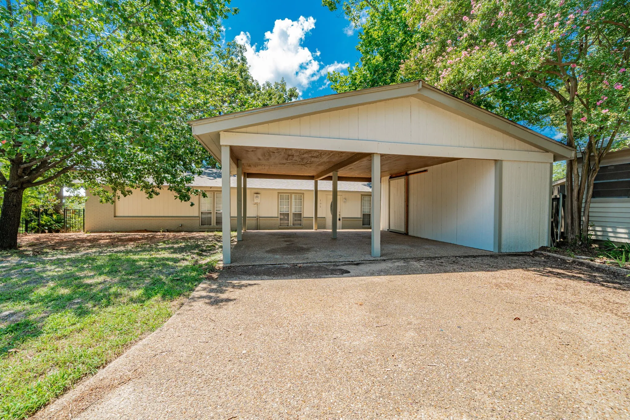 Single Family Residence For Rent in Henderson County , 102 Northwood Place, Enchanted Oaks, Texas 75156, 3 Bedroom, 2 Bathroom, Garage spaces, 2,000 Sqft, built in 1979, mls#21397362, Real Estate Agent in Enchanted Oaks, Homes For Rent in Henderson county, Homes For Rent in Enchanted Oaks, Realtor in Enchanted Oaks Texas, Real Estate Brokerage Independent Realty Texas, Luminita Cordes Realtor
