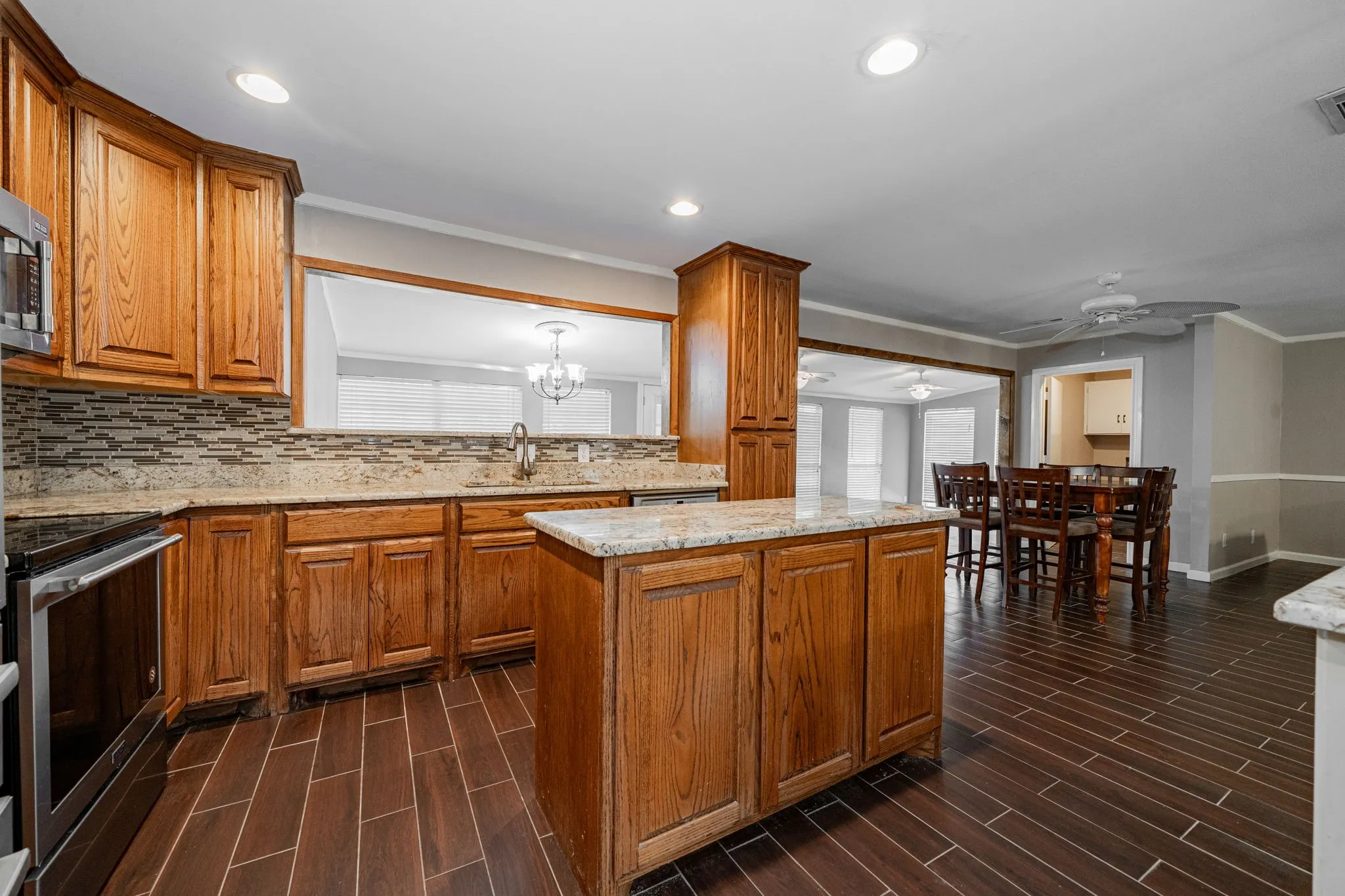 Single Family Residence For Rent in Henderson County , 102 Northwood Place, Enchanted Oaks, Texas 75156, 3 Bedroom, 2 Bathroom, Garage spaces, 2,000 Sqft, built in 1979, mls#21397362, Real Estate Agent in Enchanted Oaks, Homes For Rent in Henderson county, Homes For Rent in Enchanted Oaks, Realtor in Enchanted Oaks Texas, Real Estate Brokerage Independent Realty Texas, Luminita Cordes Realtor