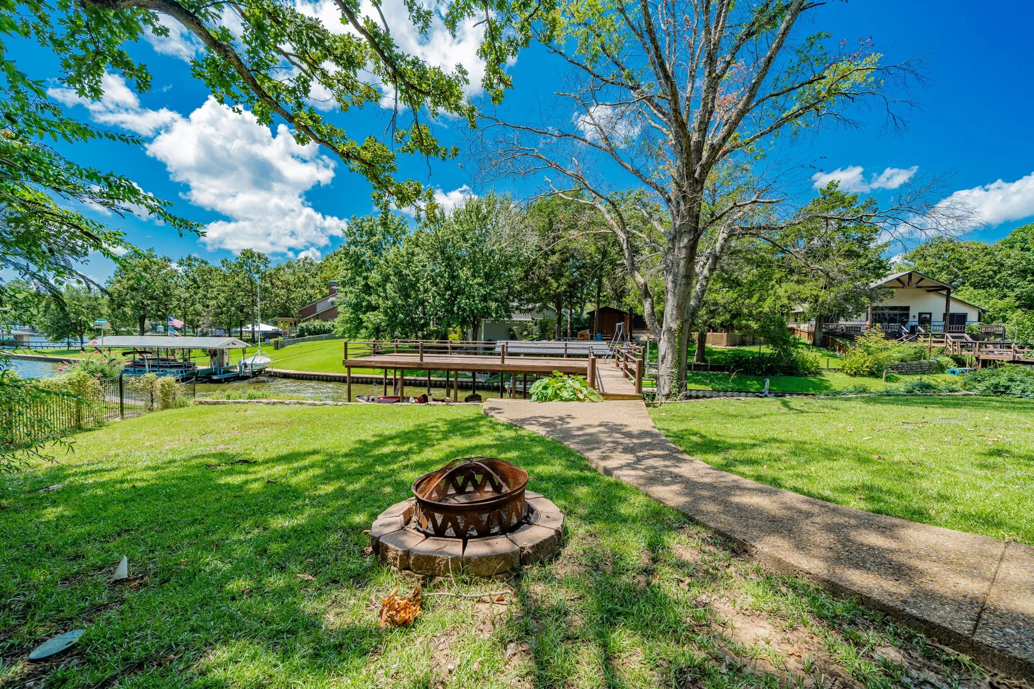 Single Family Residence For Rent in Henderson County , 102 Northwood Place, Enchanted Oaks, Texas 75156, 3 Bedroom, 2 Bathroom, Garage spaces, 2,000 Sqft, built in 1979, mls#21397362, Real Estate Agent in Enchanted Oaks, Homes For Rent in Henderson county, Homes For Rent in Enchanted Oaks, Realtor in Enchanted Oaks Texas, Real Estate Brokerage Independent Realty Texas, Luminita Cordes Realtor