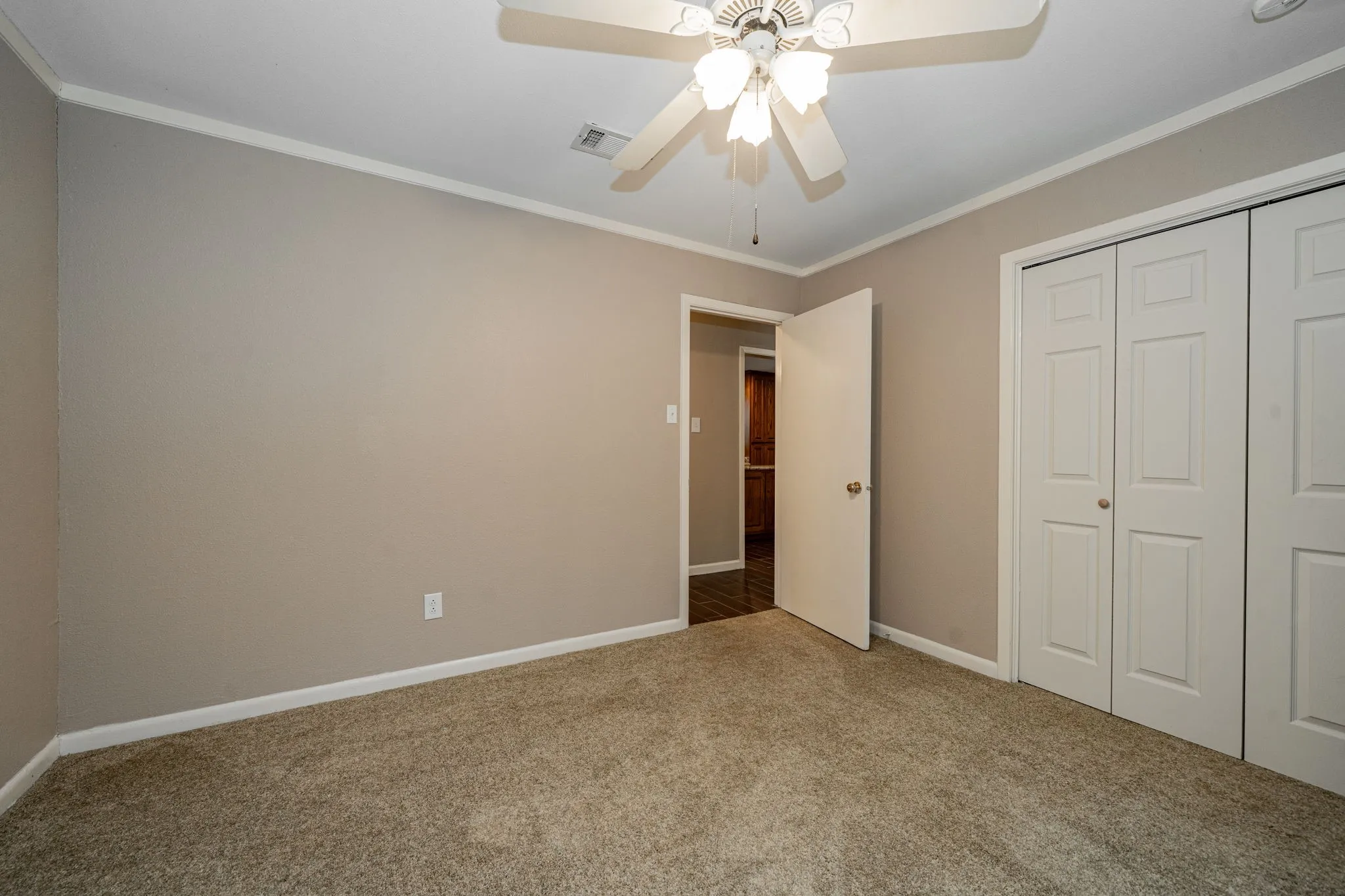 Single Family Residence For Rent in Henderson County , 102 Northwood Place, Enchanted Oaks, Texas 75156, 3 Bedroom, 2 Bathroom, Garage spaces, 2,000 Sqft, built in 1979, mls#21397362, Real Estate Agent in Enchanted Oaks, Homes For Rent in Henderson county, Homes For Rent in Enchanted Oaks, Realtor in Enchanted Oaks Texas, Real Estate Brokerage Independent Realty Texas, Luminita Cordes Realtor