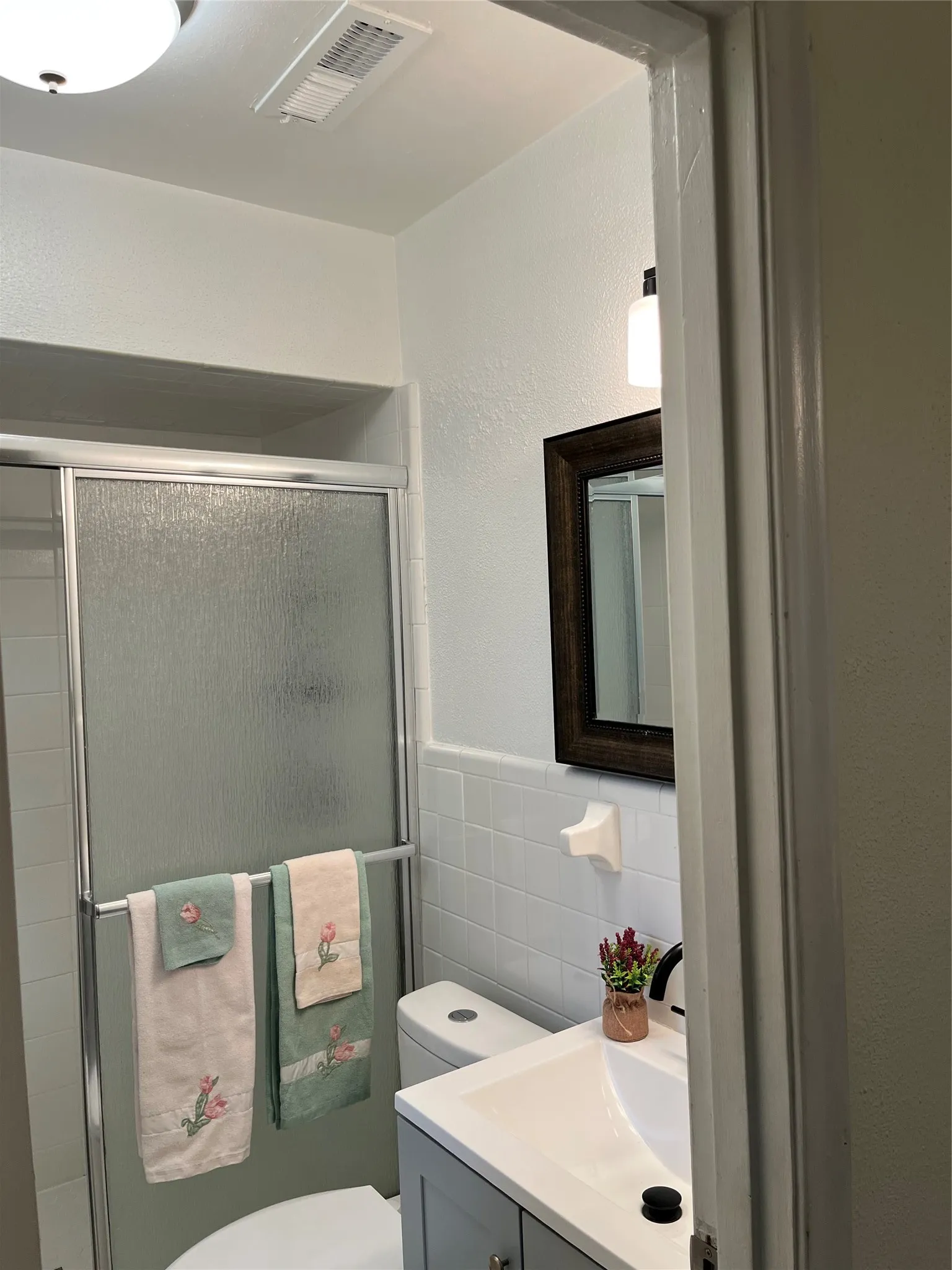 Single Family Residence For Rent in Dallas County , 13515 Charcoal Lane, Farmers Branch, Texas 75234, 3 Bedroom, 2 Bathroom, 2 Garage spaces, 1,265 Sqft, built in 1959, mls#21395063, Real Estate Agent in Farmers Branch, Homes For Rent in Dallas county, Homes For Rent in Farmers Branch, Realtor in Farmers Branch Texas, Real Estate Brokerage Independent Realty Texas, Luminita Cordes Realtor