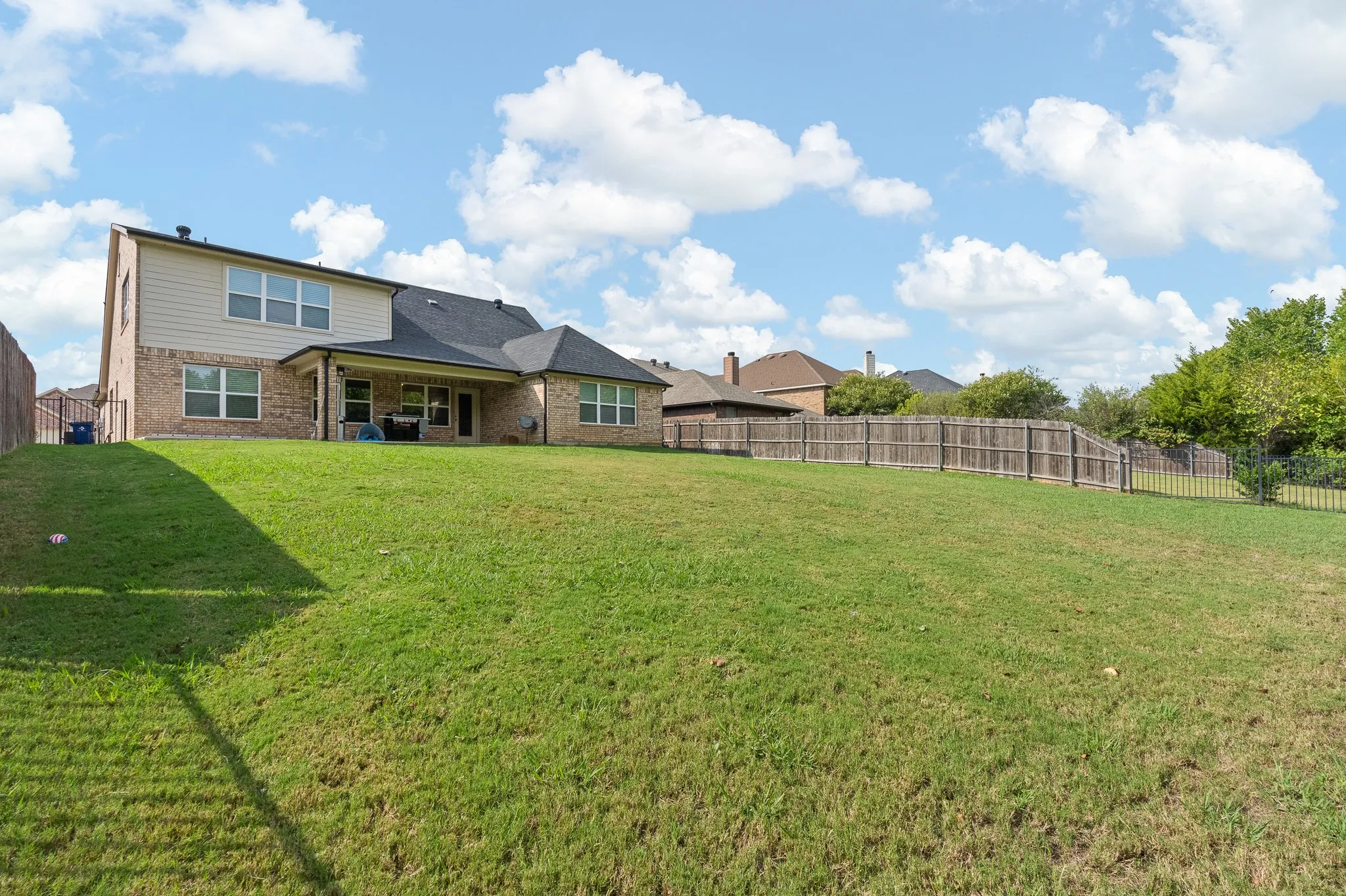 Single Family Residence For Sale in Johnson County , 3137 Shoreline Drive, Burleson, Texas 76028, 5 Bedroom, 3 Bathroom, 2 Garage spaces, 2,662 Sqft, built in 2015, mls#21375596, Real Estate Agent in Burleson, Homes For Sale in Johnson county, Homes For Sale in Burleson, Realtor in Burleson Texas, Real Estate Brokerage Independent Realty Texas, Luminita Cordes Realtor