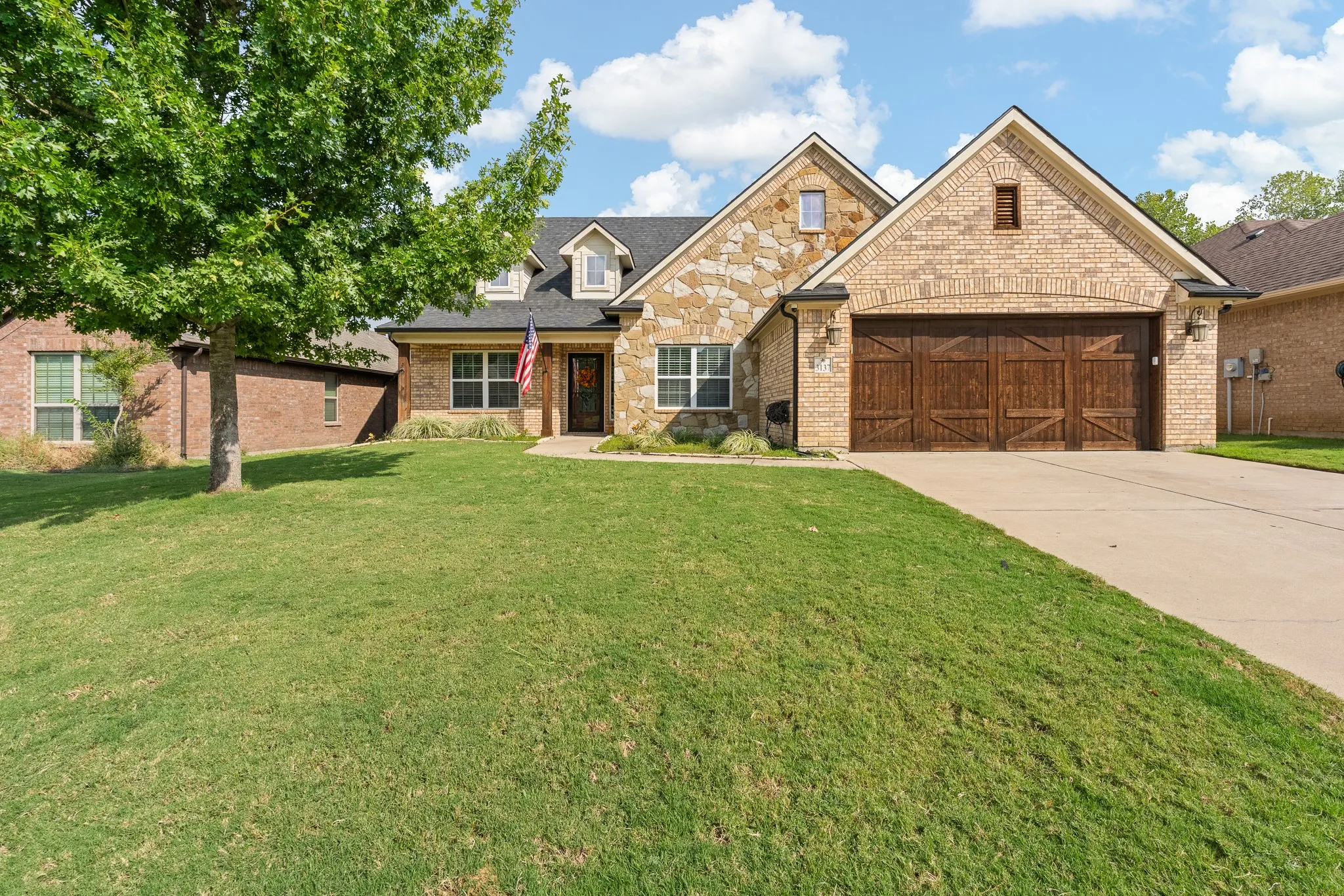Single Family Residence For Sale in Johnson County , 3137 Shoreline Drive, Burleson, Texas 76028, 5 Bedroom, 3 Bathroom, 2 Garage spaces, 2,662 Sqft, built in 2015, mls#21375596, Real Estate Agent in Burleson, Homes For Sale in Johnson county, Homes For Sale in Burleson, Realtor in Burleson Texas, Real Estate Brokerage Independent Realty Texas, Luminita Cordes Realtor