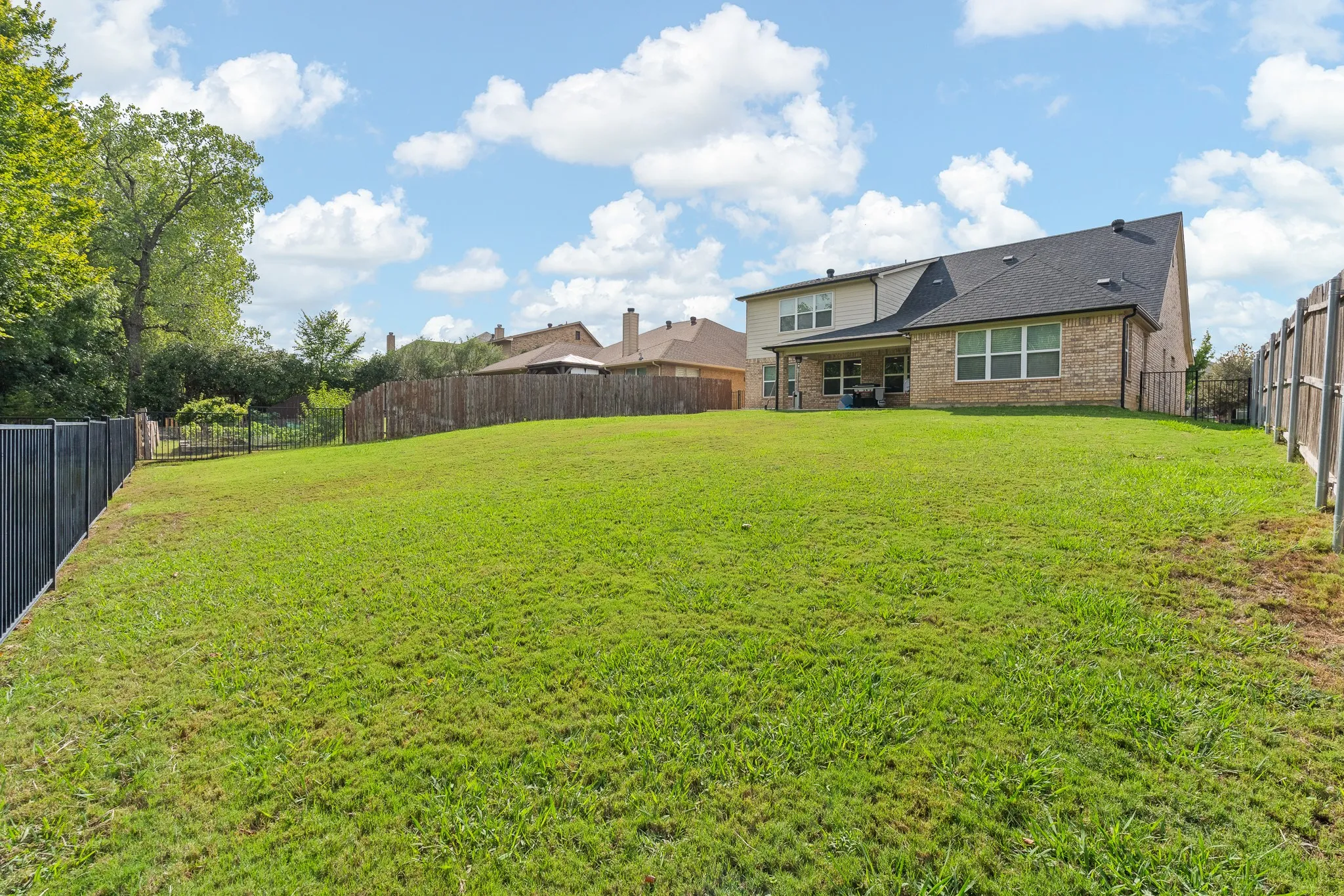 Single Family Residence For Sale in Johnson County , 3137 Shoreline Drive, Burleson, Texas 76028, 5 Bedroom, 3 Bathroom, 2 Garage spaces, 2,662 Sqft, built in 2015, mls#21375596, Real Estate Agent in Burleson, Homes For Sale in Johnson county, Homes For Sale in Burleson, Realtor in Burleson Texas, Real Estate Brokerage Independent Realty Texas, Luminita Cordes Realtor