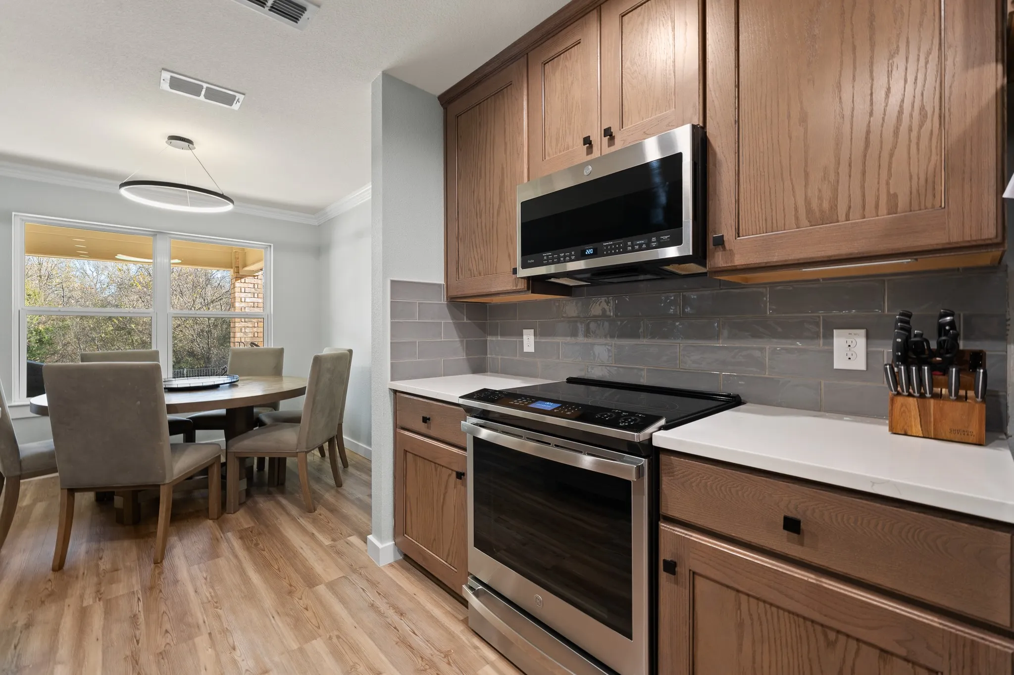 Single Family Residence For Sale in Johnson County , 3137 Shoreline Drive, Burleson, Texas 76028, 5 Bedroom, 3 Bathroom, 2 Garage spaces, 2,662 Sqft, built in 2015, mls#21375596, Real Estate Agent in Burleson, Homes For Sale in Johnson county, Homes For Sale in Burleson, Realtor in Burleson Texas, Real Estate Brokerage Independent Realty Texas, Luminita Cordes Realtor