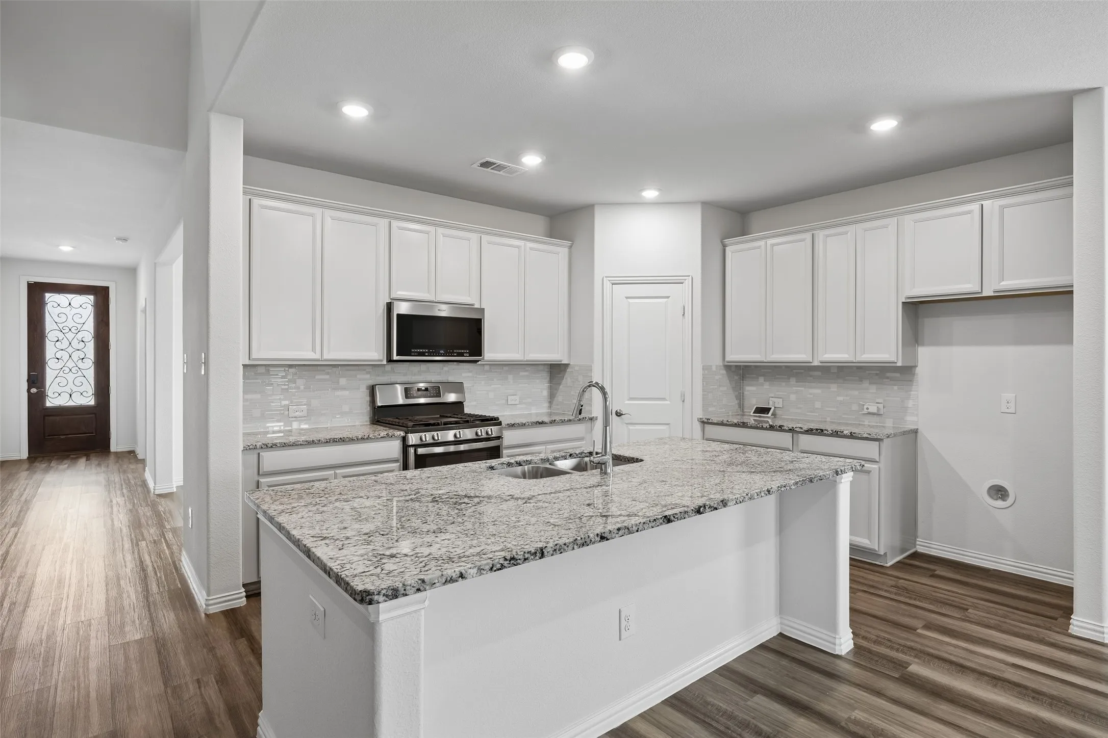 Single Family Residence For Sale in Denton County , 1940 Tomahawk Trail, Aubrey, Texas 76227, 4 Bedroom, 4 Bathroom, 3 Garage spaces, 3,502 Sqft, built in 2020, mls#21397136, Real Estate Agent in Aubrey, Homes For Sale in Denton county, Homes For Sale in Aubrey, Realtor in Aubrey Texas, Real Estate Brokerage Independent Realty Texas, Luminita Cordes Realtor