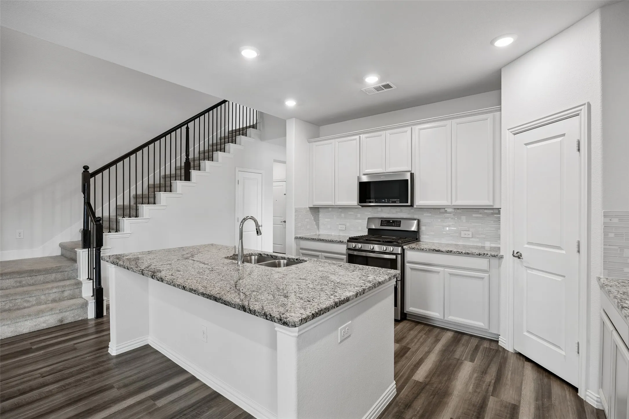 Single Family Residence For Sale in Denton County , 1940 Tomahawk Trail, Aubrey, Texas 76227, 4 Bedroom, 4 Bathroom, 3 Garage spaces, 3,502 Sqft, built in 2020, mls#21397136, Real Estate Agent in Aubrey, Homes For Sale in Denton county, Homes For Sale in Aubrey, Realtor in Aubrey Texas, Real Estate Brokerage Independent Realty Texas, Luminita Cordes Realtor
