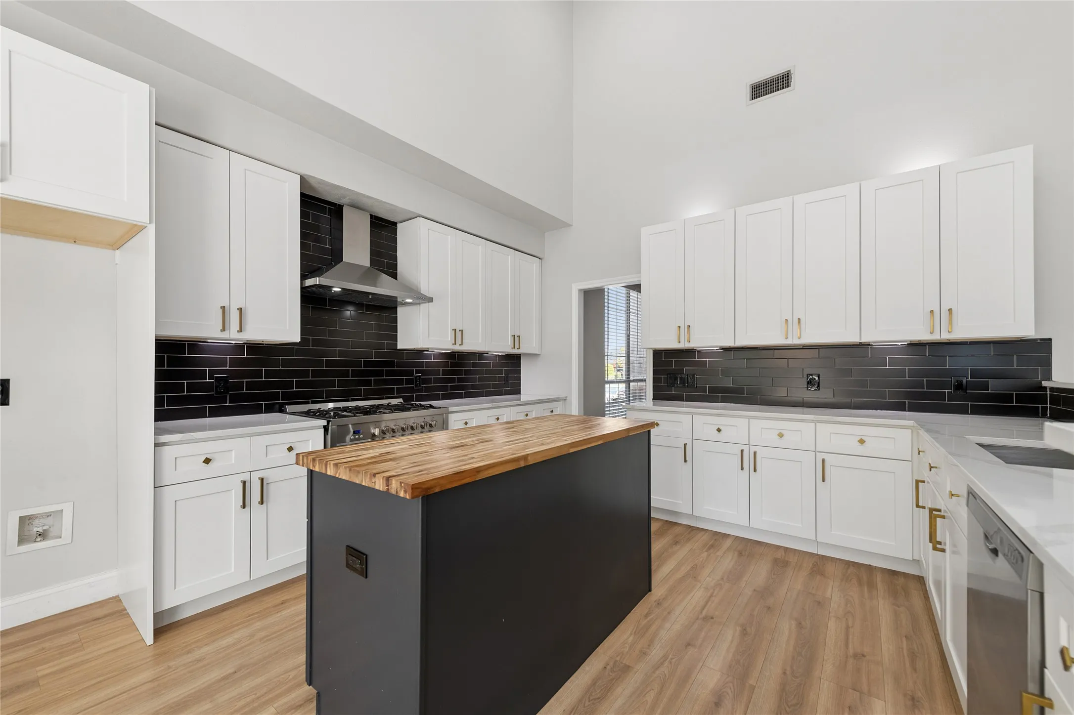 Single Family Residence For Sale in Tarrant County , 6606 Carriage Drive, Colleyville, Texas 76034, 5 Bedroom, 4 Bathroom, 2 Garage spaces, 3,683 Sqft, built in 1993, mls#21386356, Real Estate Agent in Colleyville, Homes For Sale in Tarrant county, Homes For Sale in Colleyville, Realtor in Colleyville Texas, Real Estate Brokerage Independent Realty Texas, Luminita Cordes Realtor