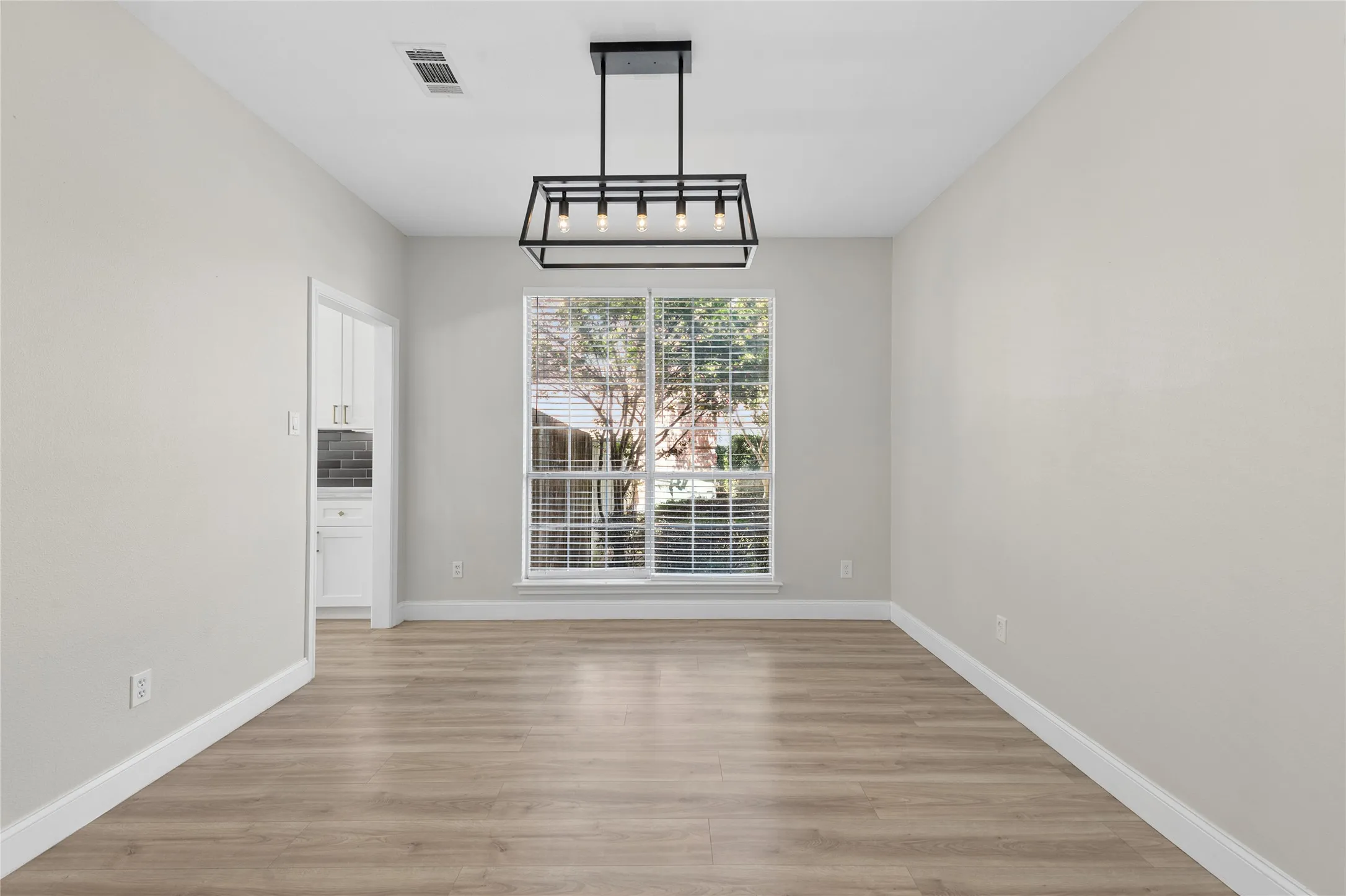 Single Family Residence For Sale in Tarrant County , 6606 Carriage Drive, Colleyville, Texas 76034, 5 Bedroom, 4 Bathroom, 2 Garage spaces, 3,683 Sqft, built in 1993, mls#21386356, Real Estate Agent in Colleyville, Homes For Sale in Tarrant county, Homes For Sale in Colleyville, Realtor in Colleyville Texas, Real Estate Brokerage Independent Realty Texas, Luminita Cordes Realtor