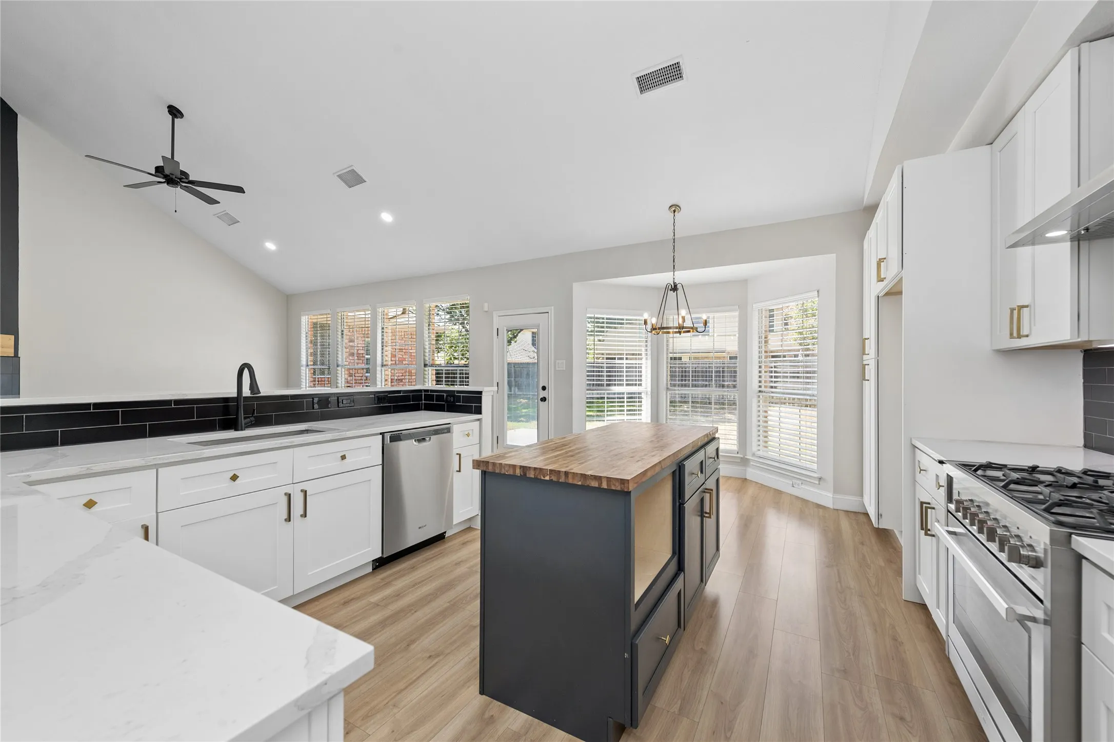 Single Family Residence For Sale in Tarrant County , 6606 Carriage Drive, Colleyville, Texas 76034, 5 Bedroom, 4 Bathroom, 2 Garage spaces, 3,683 Sqft, built in 1993, mls#21386356, Real Estate Agent in Colleyville, Homes For Sale in Tarrant county, Homes For Sale in Colleyville, Realtor in Colleyville Texas, Real Estate Brokerage Independent Realty Texas, Luminita Cordes Realtor