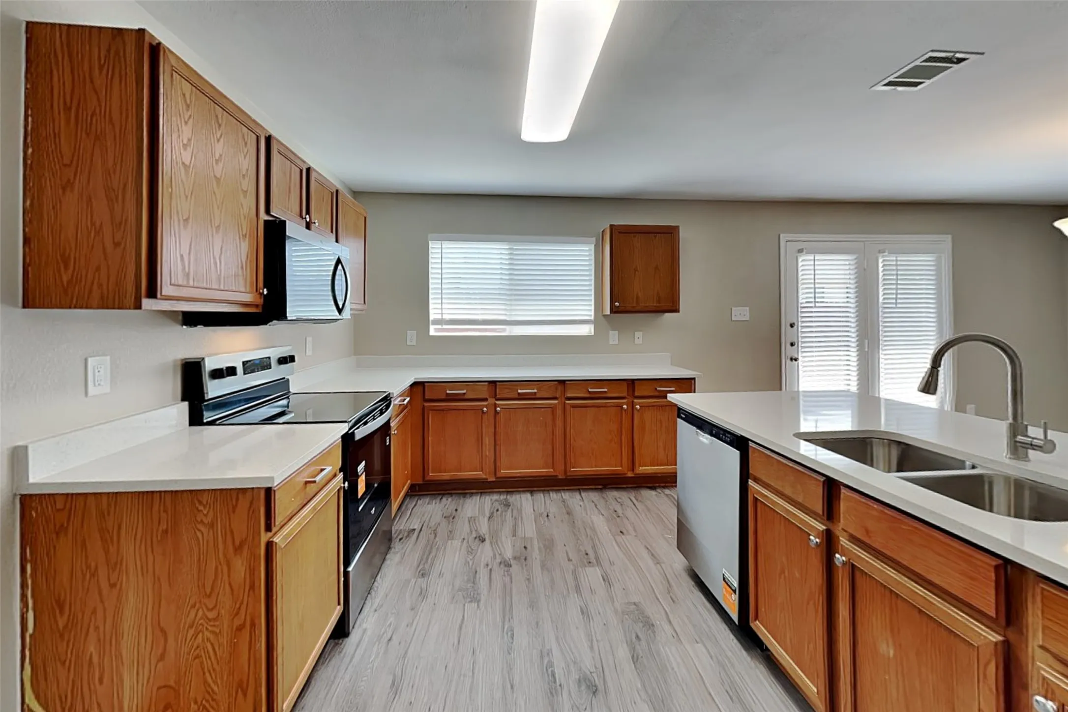 Single Family Residence For Rent in Tarrant County , 4848 Trail Hollow Drive, Fort Worth, Texas 76244, 3 Bedroom, 2 Bathroom, 2 Garage spaces, 1,654 Sqft, built in 2005, mls#21397454, Real Estate Agent in Fort Worth, Homes For Rent in Tarrant county, Homes For Rent in Fort Worth, Realtor in Fort Worth Texas, Real Estate Brokerage Independent Realty Texas, Luminita Cordes Realtor