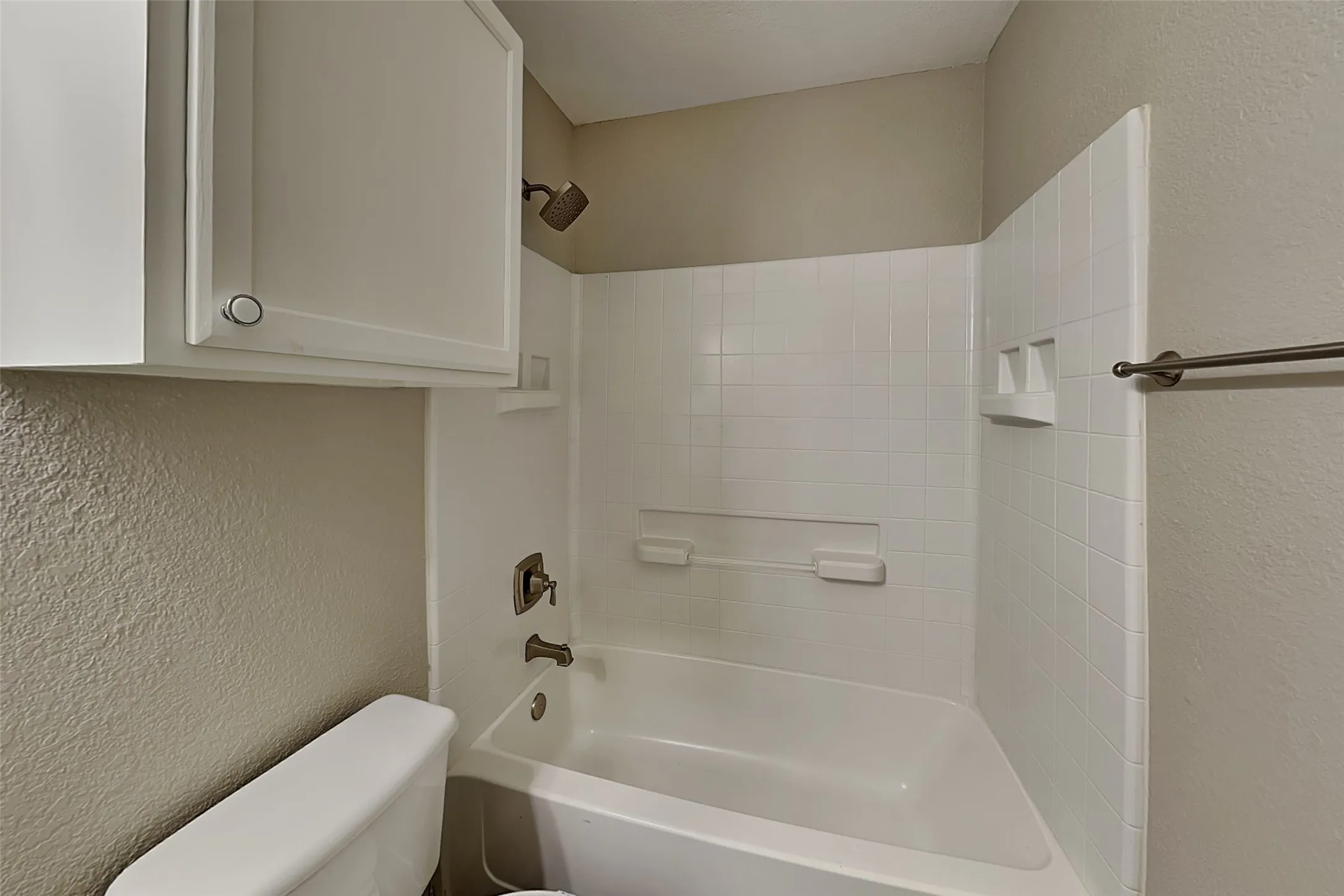 Single Family Residence For Rent in Tarrant County , 4848 Trail Hollow Drive, Fort Worth, Texas 76244, 3 Bedroom, 2 Bathroom, 2 Garage spaces, 1,654 Sqft, built in 2005, mls#21397454, Real Estate Agent in Fort Worth, Homes For Rent in Tarrant county, Homes For Rent in Fort Worth, Realtor in Fort Worth Texas, Real Estate Brokerage Independent Realty Texas, Luminita Cordes Realtor