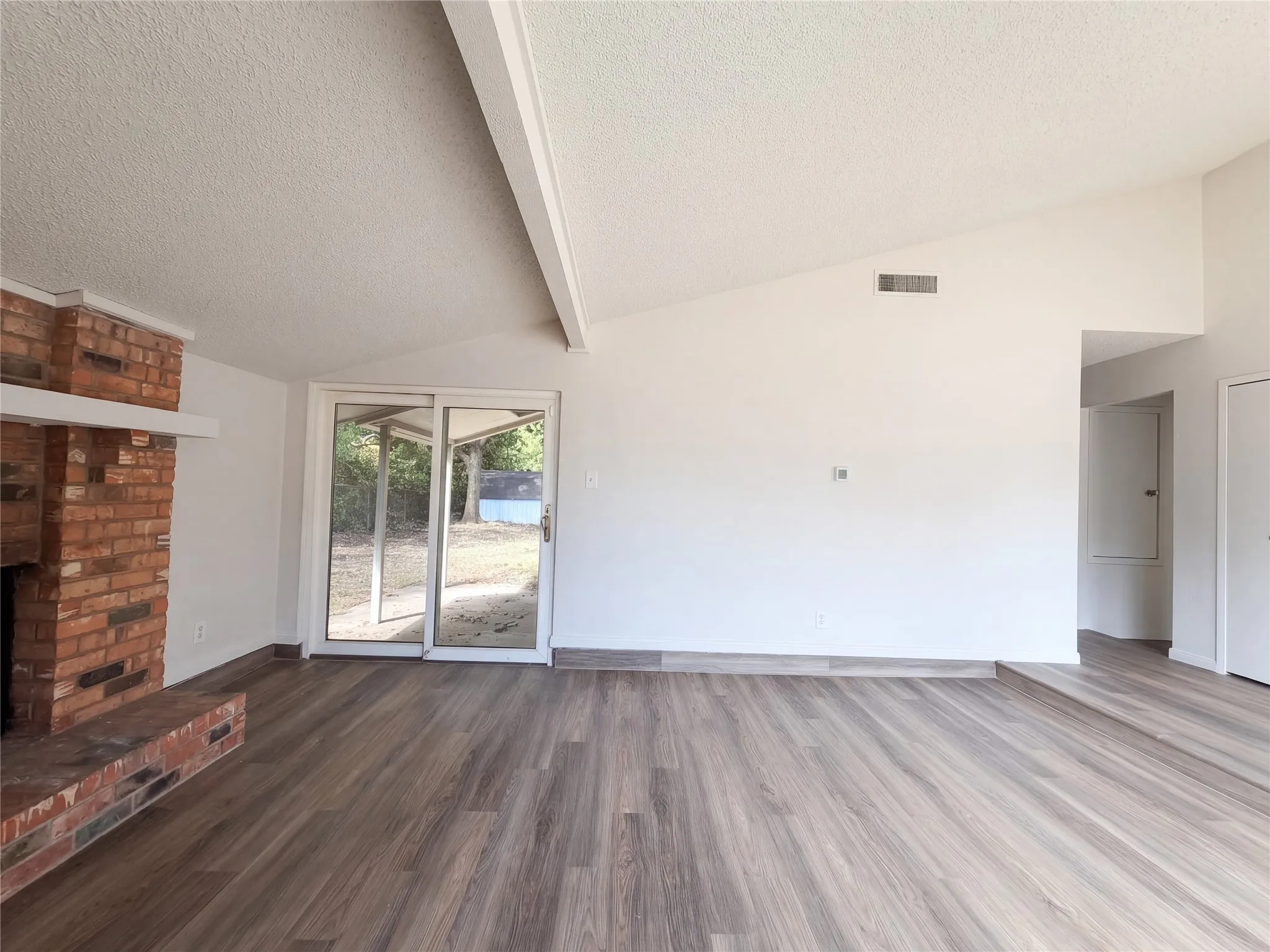 Single Family Residence For Sale in Tarrant County , 2610 Fallcreek Street, Arlington, Texas 76014, 3 Bedroom, 2 Bathroom, Garage spaces, 1,582 Sqft, built in 1974, mls#21396938, Real Estate Agent in Arlington, Homes For Sale in Tarrant county, Homes For Sale in Arlington, Realtor in Arlington Texas, Real Estate Brokerage Independent Realty Texas, Luminita Cordes Realtor