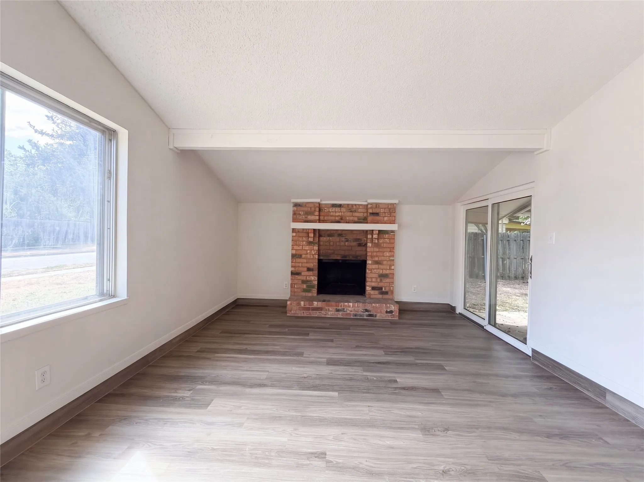 Single Family Residence For Sale in Tarrant County , 2610 Fallcreek Street, Arlington, Texas 76014, 3 Bedroom, 2 Bathroom, Garage spaces, 1,582 Sqft, built in 1974, mls#21396938, Real Estate Agent in Arlington, Homes For Sale in Tarrant county, Homes For Sale in Arlington, Realtor in Arlington Texas, Real Estate Brokerage Independent Realty Texas, Luminita Cordes Realtor