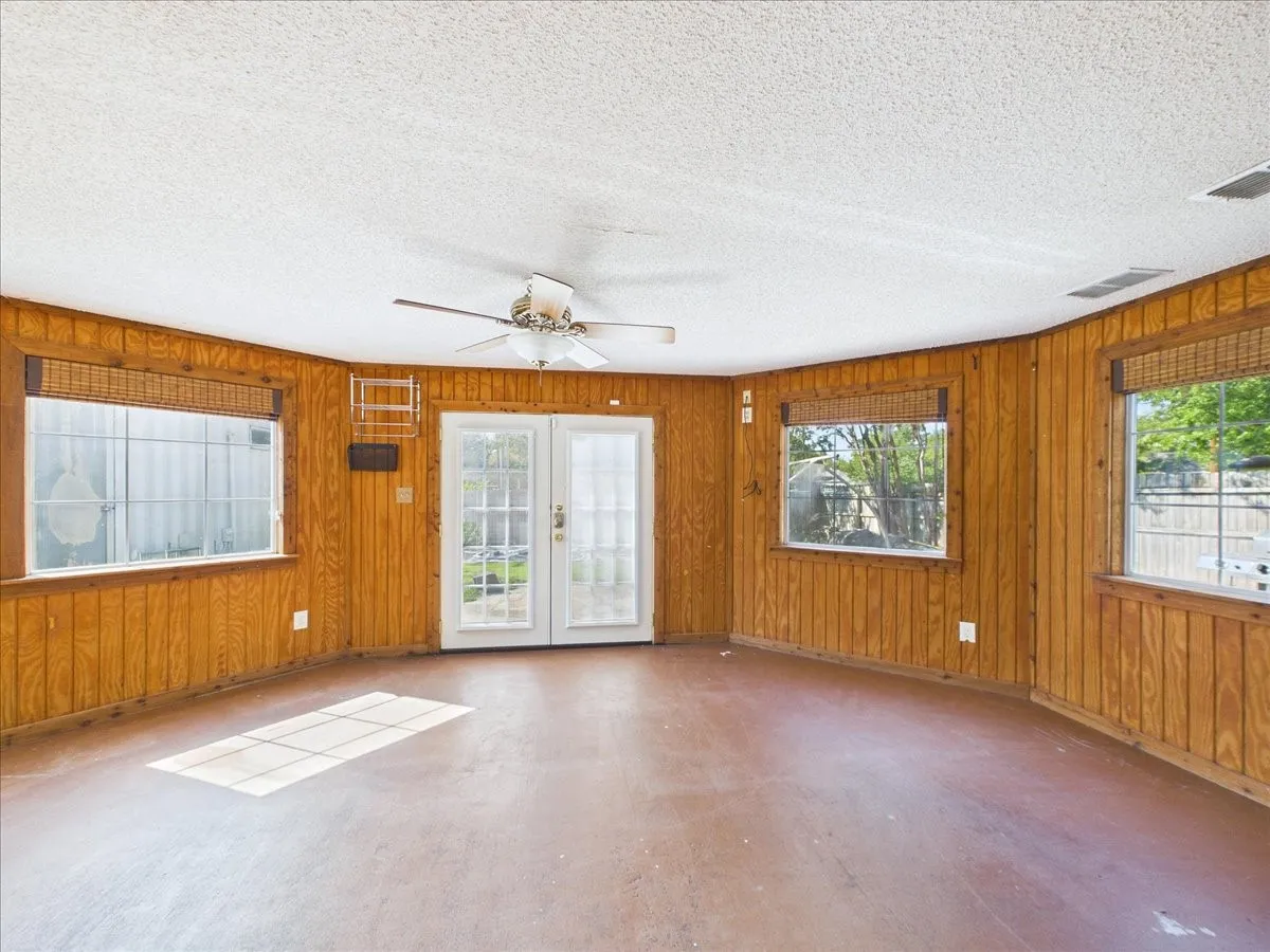 Great space for an office, play room, etc.