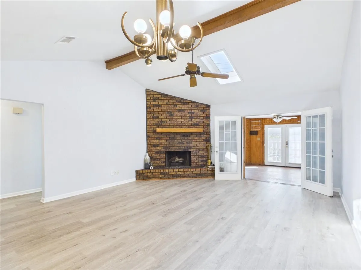 Single Family Residence For Rent in Tarrant County , 1112 Fox River Lane, Fort Worth, Texas 76120, 3 Bedroom, 2 Bathroom, 2 Garage spaces, 1,374 Sqft, built in 1980, mls#21397413, Real Estate Agent in Fort Worth, Homes For Rent in Tarrant county, Homes For Rent in Fort Worth, Realtor in Fort Worth Texas, Real Estate Brokerage Independent Realty Texas, Luminita Cordes Realtor