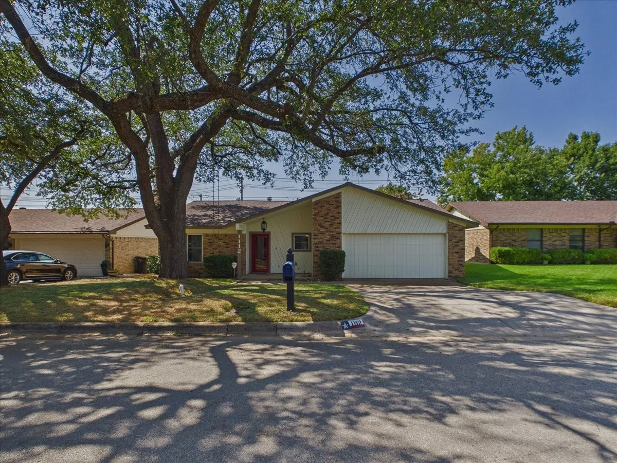 Single Family Residence For Rent in Tarrant County , 1112 Fox River Lane, Fort Worth, Texas 76120, 3 Bedroom, 2 Bathroom, 2 Garage spaces, 1,374 Sqft, built in 1980, mls#21397413, Real Estate Agent in Fort Worth, Homes For Rent in Tarrant county, Homes For Rent in Fort Worth, Realtor in Fort Worth Texas, Real Estate Brokerage Independent Realty Texas, Luminita Cordes Realtor