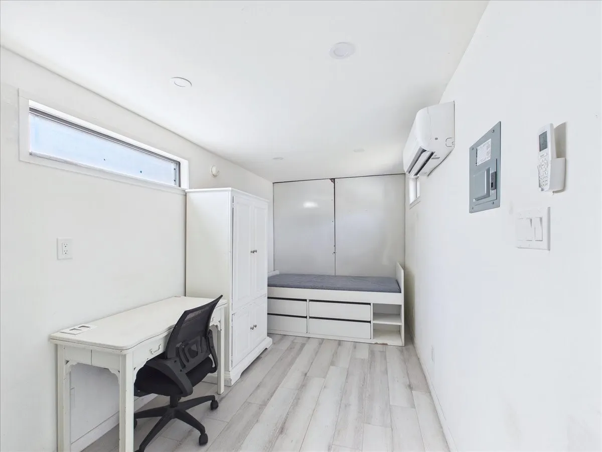 Use as an office, guest room or studio.