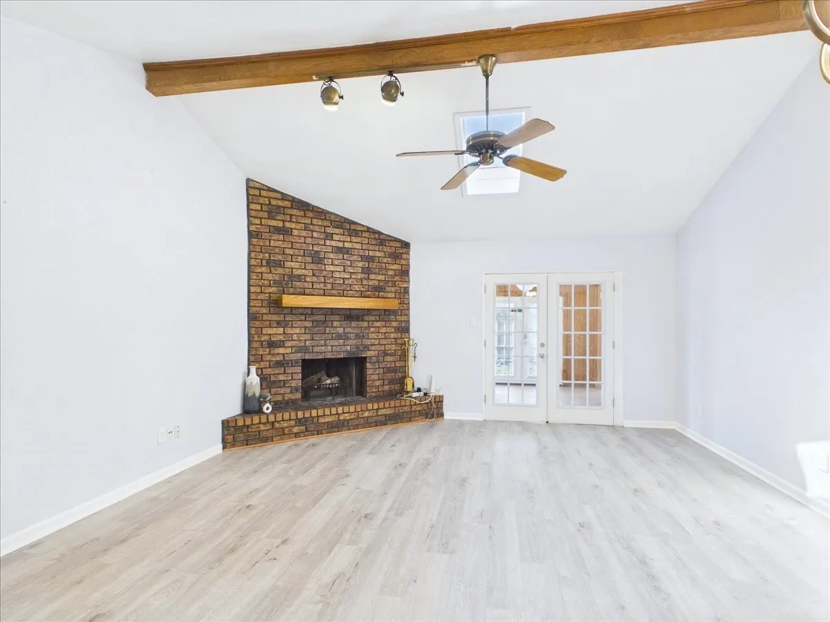 Single Family Residence For Rent in Tarrant County , 1112 Fox River Lane, Fort Worth, Texas 76120, 3 Bedroom, 2 Bathroom, 2 Garage spaces, 1,374 Sqft, built in 1980, mls#21397413, Real Estate Agent in Fort Worth, Homes For Rent in Tarrant county, Homes For Rent in Fort Worth, Realtor in Fort Worth Texas, Real Estate Brokerage Independent Realty Texas, Luminita Cordes Realtor