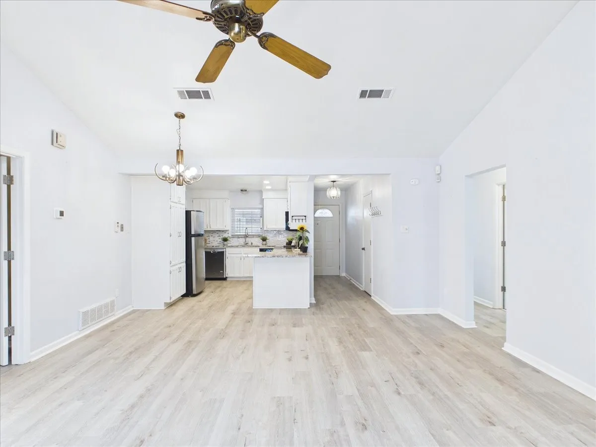 Single Family Residence For Rent in Tarrant County , 1112 Fox River Lane, Fort Worth, Texas 76120, 3 Bedroom, 2 Bathroom, 2 Garage spaces, 1,374 Sqft, built in 1980, mls#21397413, Real Estate Agent in Fort Worth, Homes For Rent in Tarrant county, Homes For Rent in Fort Worth, Realtor in Fort Worth Texas, Real Estate Brokerage Independent Realty Texas, Luminita Cordes Realtor