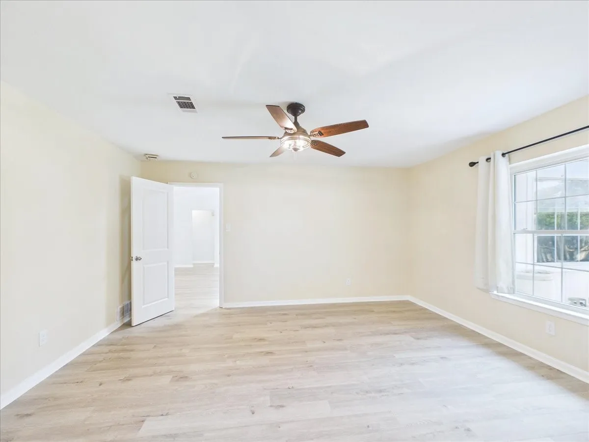 Single Family Residence For Rent in Tarrant County , 1112 Fox River Lane, Fort Worth, Texas 76120, 3 Bedroom, 2 Bathroom, 2 Garage spaces, 1,374 Sqft, built in 1980, mls#21397413, Real Estate Agent in Fort Worth, Homes For Rent in Tarrant county, Homes For Rent in Fort Worth, Realtor in Fort Worth Texas, Real Estate Brokerage Independent Realty Texas, Luminita Cordes Realtor
