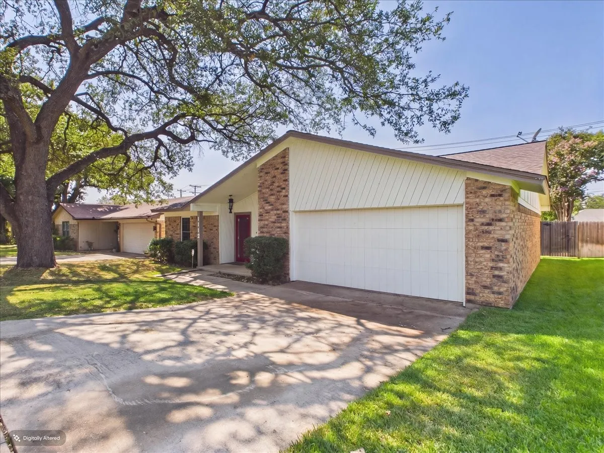 Single Family Residence For Rent in Tarrant County , 1112 Fox River Lane, Fort Worth, Texas 76120, 3 Bedroom, 2 Bathroom, 2 Garage spaces, 1,374 Sqft, built in 1980, mls#21397413, Real Estate Agent in Fort Worth, Homes For Rent in Tarrant county, Homes For Rent in Fort Worth, Realtor in Fort Worth Texas, Real Estate Brokerage Independent Realty Texas, Luminita Cordes Realtor