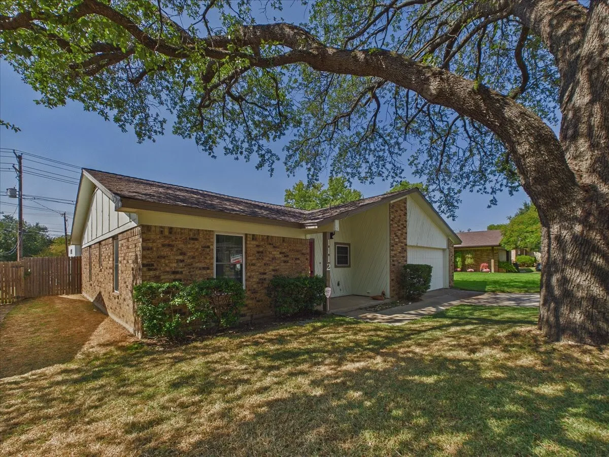 Single Family Residence For Rent in Tarrant County , 1112 Fox River Lane, Fort Worth, Texas 76120, 3 Bedroom, 2 Bathroom, 2 Garage spaces, 1,374 Sqft, built in 1980, mls#21397413, Real Estate Agent in Fort Worth, Homes For Rent in Tarrant county, Homes For Rent in Fort Worth, Realtor in Fort Worth Texas, Real Estate Brokerage Independent Realty Texas, Luminita Cordes Realtor