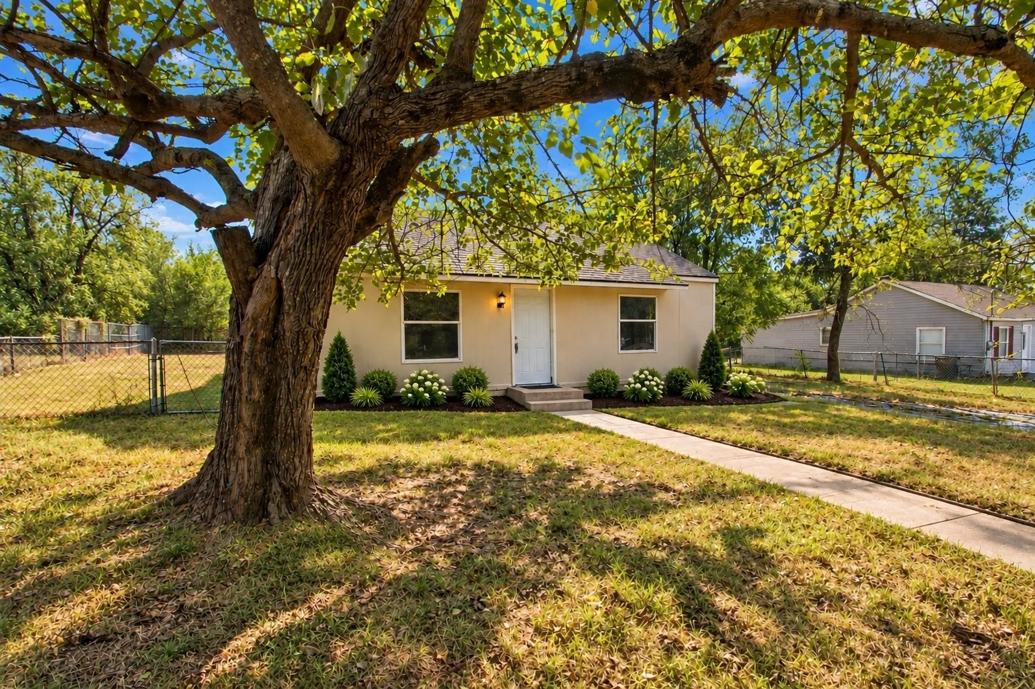 Single Family Residence For Sale in Grayson County , 1504 S Travis Avenue, Denison, Texas 75021, 2 Bedroom, 1 Bathroom, Garage spaces, 1,072 Sqft, built in 1946, mls#21397416, Real Estate Agent in Denison, Homes For Sale in Grayson county, Homes For Sale in Denison, Realtor in Denison Texas, Real Estate Brokerage Independent Realty Texas, Luminita Cordes Realtor