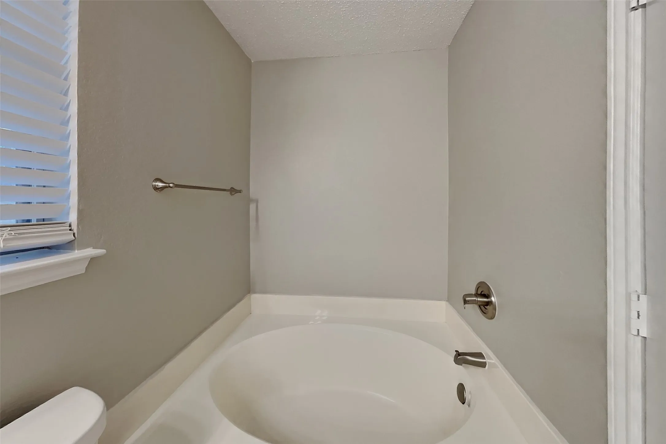 Single Family Residence For Rent in Tarrant County , 5615 Alicante Drive, Arlington, Texas 76017, 3 Bedroom, 2 Bathroom, 2 Garage spaces, 1,484 Sqft, built in 1998, mls#21397468, Real Estate Agent in Arlington, Homes For Rent in Tarrant county, Homes For Rent in Arlington, Realtor in Arlington Texas, Real Estate Brokerage Independent Realty Texas, Luminita Cordes Realtor