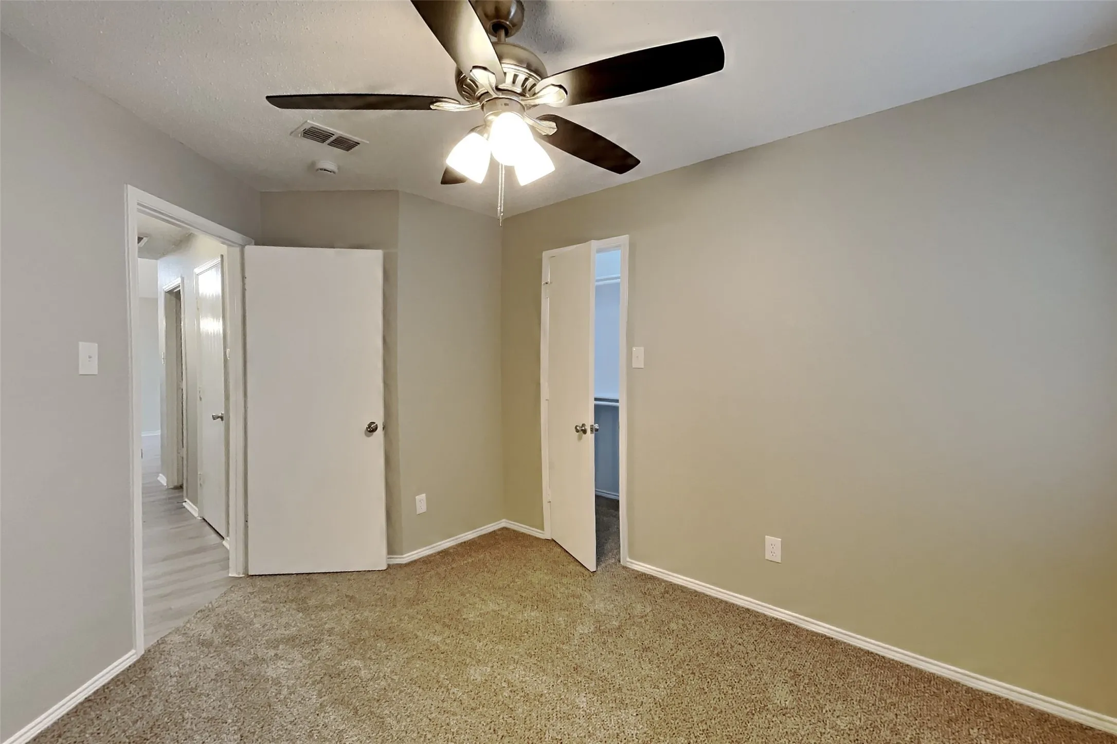 Single Family Residence For Rent in Tarrant County , 5615 Alicante Drive, Arlington, Texas 76017, 3 Bedroom, 2 Bathroom, 2 Garage spaces, 1,484 Sqft, built in 1998, mls#21397468, Real Estate Agent in Arlington, Homes For Rent in Tarrant county, Homes For Rent in Arlington, Realtor in Arlington Texas, Real Estate Brokerage Independent Realty Texas, Luminita Cordes Realtor