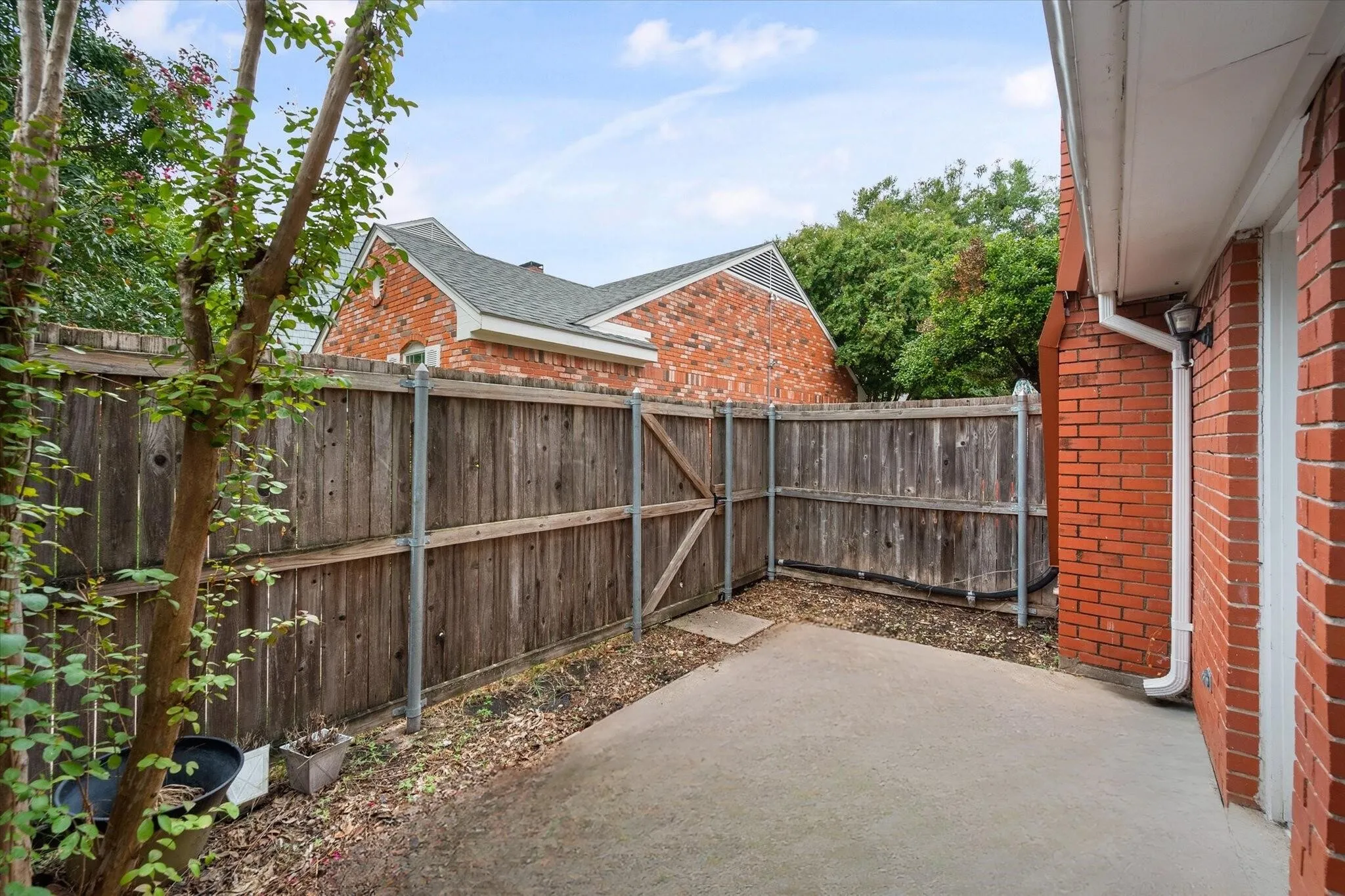 Townhouse For Rent in Tarrant County , 1095 Roaring Springs Road, Fort Worth, Texas 76114, 2 Bedroom, 2 Bathroom, Garage spaces, 1,156 Sqft, built in 1970, mls#21397473, Real Estate Agent in Fort Worth, Homes For Rent in Tarrant county, Homes For Rent in Fort Worth, Realtor in Fort Worth Texas, Real Estate Brokerage Independent Realty Texas, Luminita Cordes Realtor