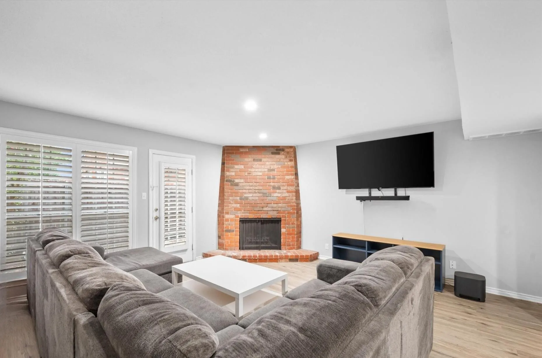 Townhouse For Rent in Tarrant County , 1095 Roaring Springs Road, Fort Worth, Texas 76114, 2 Bedroom, 2 Bathroom, Garage spaces, 1,156 Sqft, built in 1970, mls#21397473, Real Estate Agent in Fort Worth, Homes For Rent in Tarrant county, Homes For Rent in Fort Worth, Realtor in Fort Worth Texas, Real Estate Brokerage Independent Realty Texas, Luminita Cordes Realtor