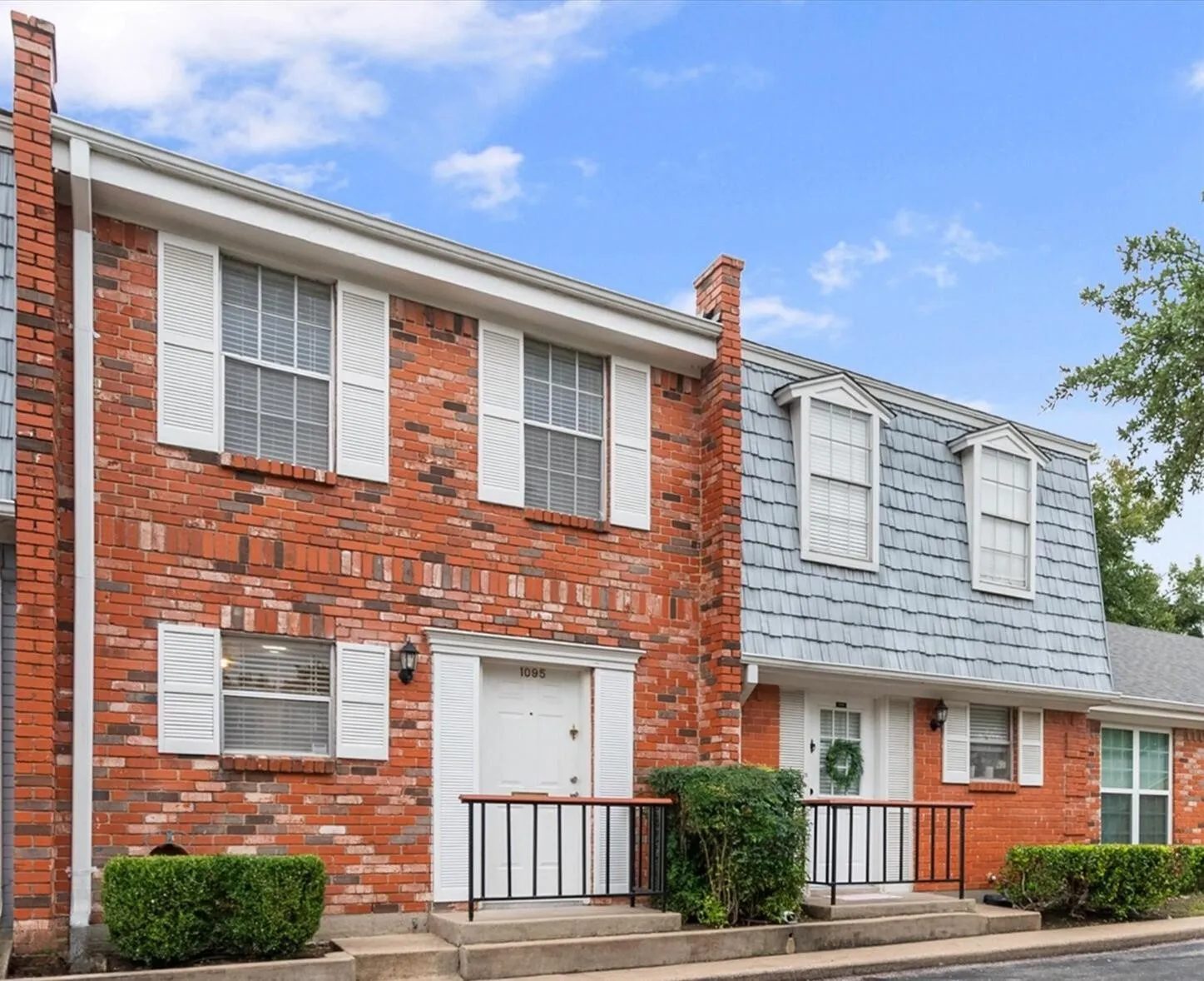 Townhouse For Rent in Tarrant County , 1095 Roaring Springs Road, Fort Worth, Texas 76114, 2 Bedroom, 2 Bathroom, Garage spaces, 1,156 Sqft, built in 1970, mls#21397473, Real Estate Agent in Fort Worth, Homes For Rent in Tarrant county, Homes For Rent in Fort Worth, Realtor in Fort Worth Texas, Real Estate Brokerage Independent Realty Texas, Luminita Cordes Realtor