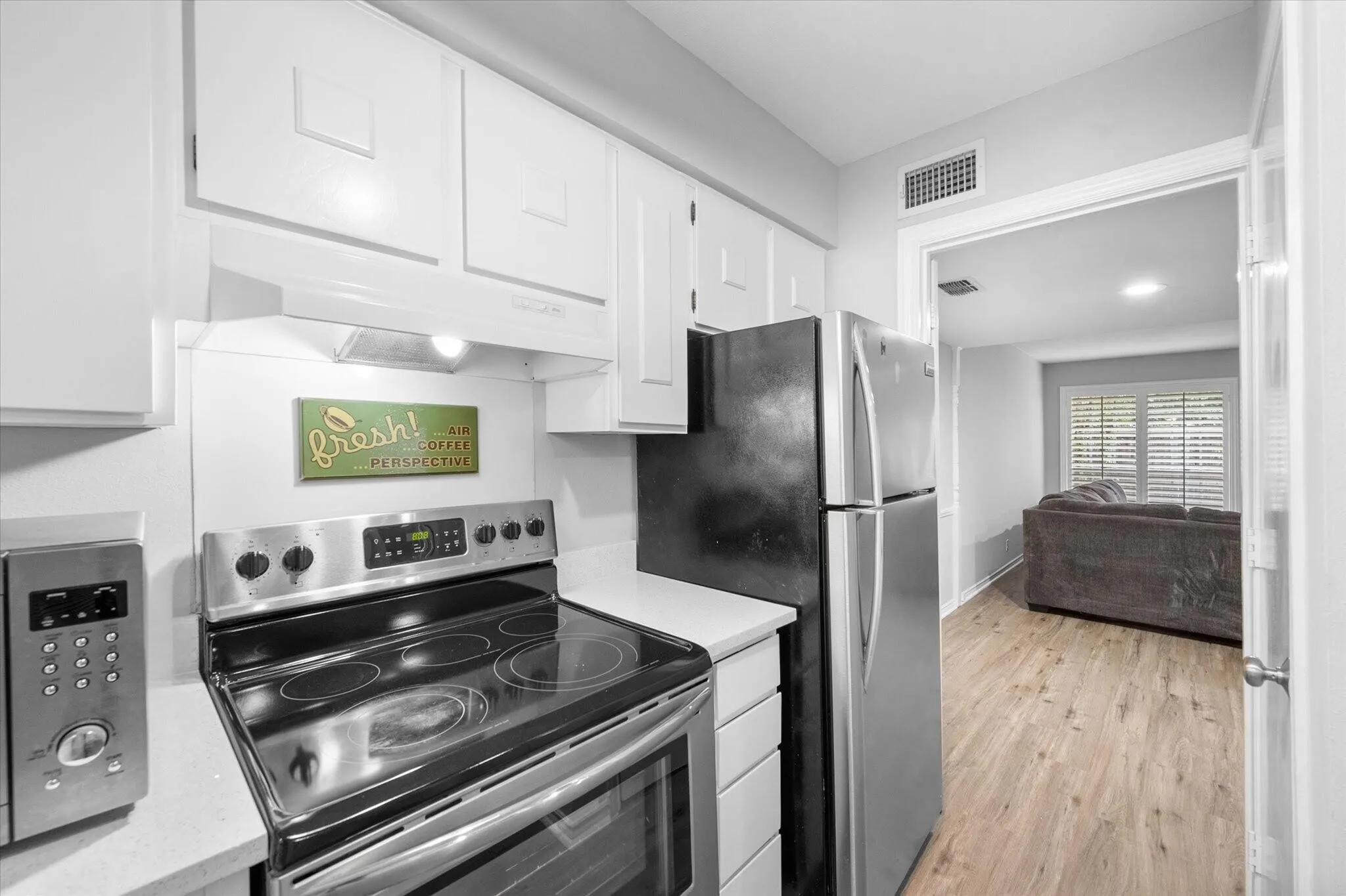 Townhouse For Rent in Tarrant County , 1095 Roaring Springs Road, Fort Worth, Texas 76114, 2 Bedroom, 2 Bathroom, Garage spaces, 1,156 Sqft, built in 1970, mls#21397473, Real Estate Agent in Fort Worth, Homes For Rent in Tarrant county, Homes For Rent in Fort Worth, Realtor in Fort Worth Texas, Real Estate Brokerage Independent Realty Texas, Luminita Cordes Realtor