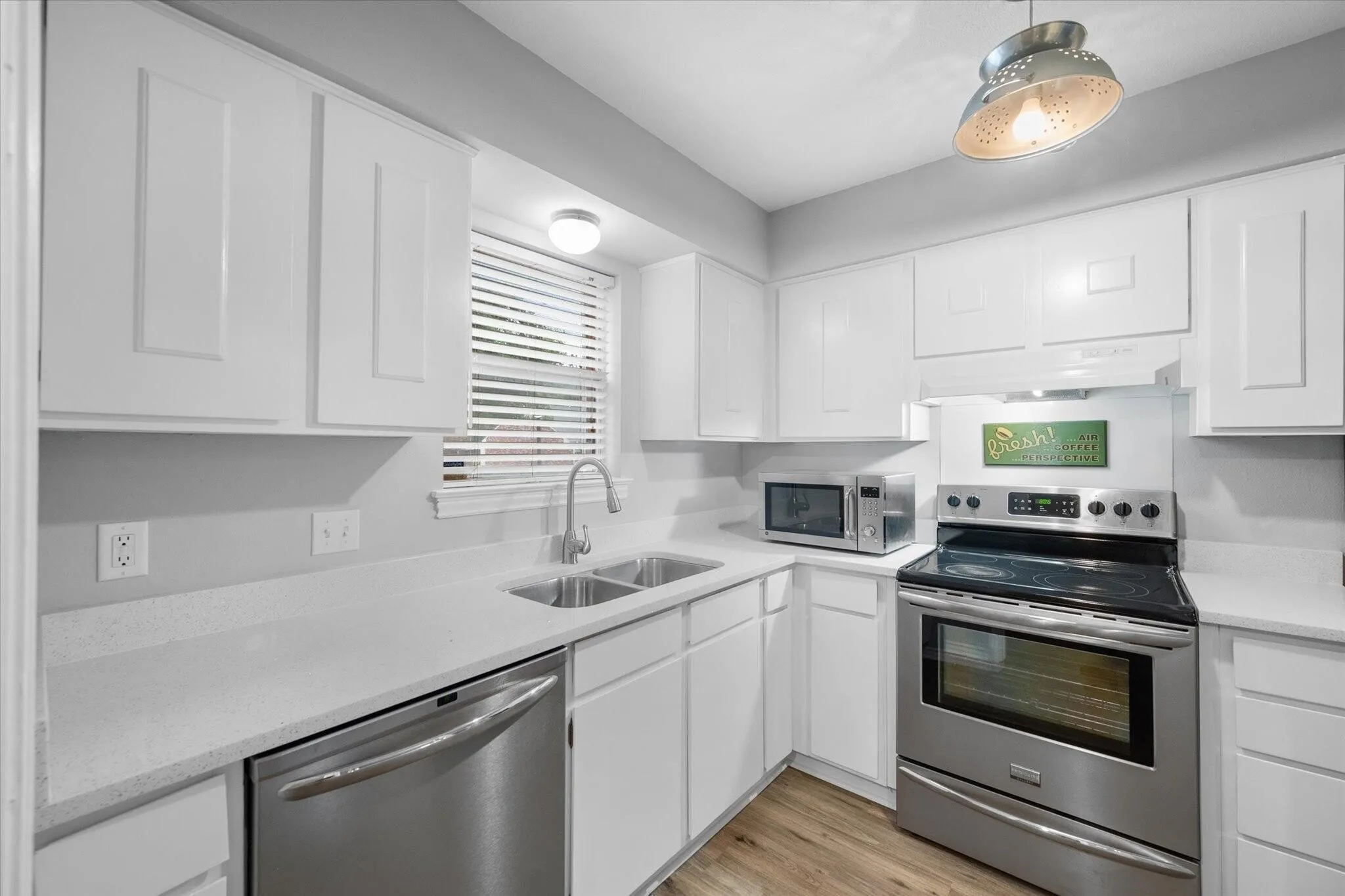 Townhouse For Rent in Tarrant County , 1095 Roaring Springs Road, Fort Worth, Texas 76114, 2 Bedroom, 2 Bathroom, Garage spaces, 1,156 Sqft, built in 1970, mls#21397473, Real Estate Agent in Fort Worth, Homes For Rent in Tarrant county, Homes For Rent in Fort Worth, Realtor in Fort Worth Texas, Real Estate Brokerage Independent Realty Texas, Luminita Cordes Realtor