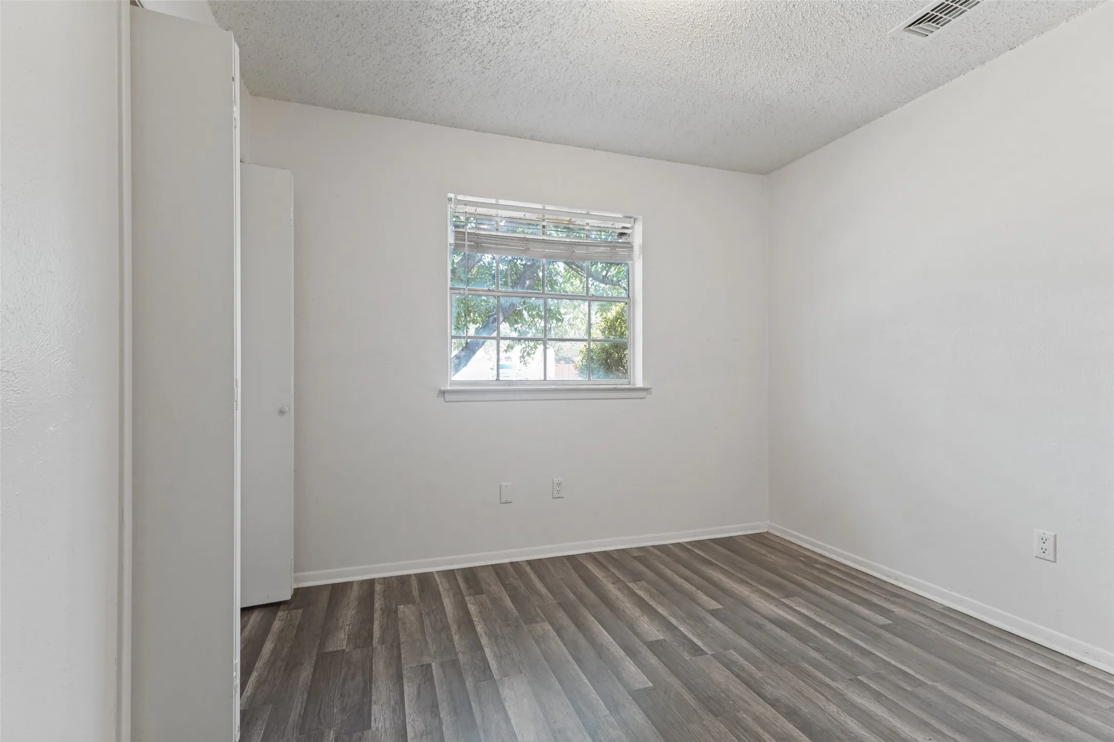 Single Family Residence For Rent in Johnson County , 125 N Jessup Street, Alvarado, Texas 76009, 4 Bedroom, 2 Bathroom, 2 Garage spaces, 1,646 Sqft, built in 1983, mls#21397497, Real Estate Agent in Alvarado, Homes For Rent in Johnson county, Homes For Rent in Alvarado, Realtor in Alvarado Texas, Real Estate Brokerage Independent Realty Texas, Luminita Cordes Realtor