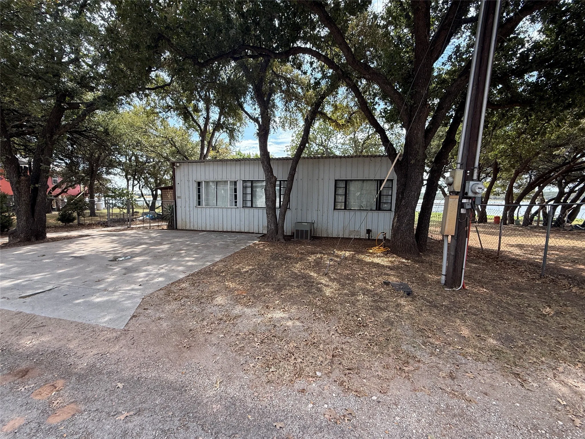 Single Family Residence For Sale in Brown County , 3460 Bounding Main Drive, May, Texas 76857, 2 Bedroom, 1 Bathroom, Garage spaces, 1,062 Sqft, built in 1992, mls#21397500, Real Estate Agent in May, Homes For Sale in Brown county, Homes For Sale in May, Realtor in May Texas, Real Estate Brokerage Independent Realty Texas, Luminita Cordes Realtor