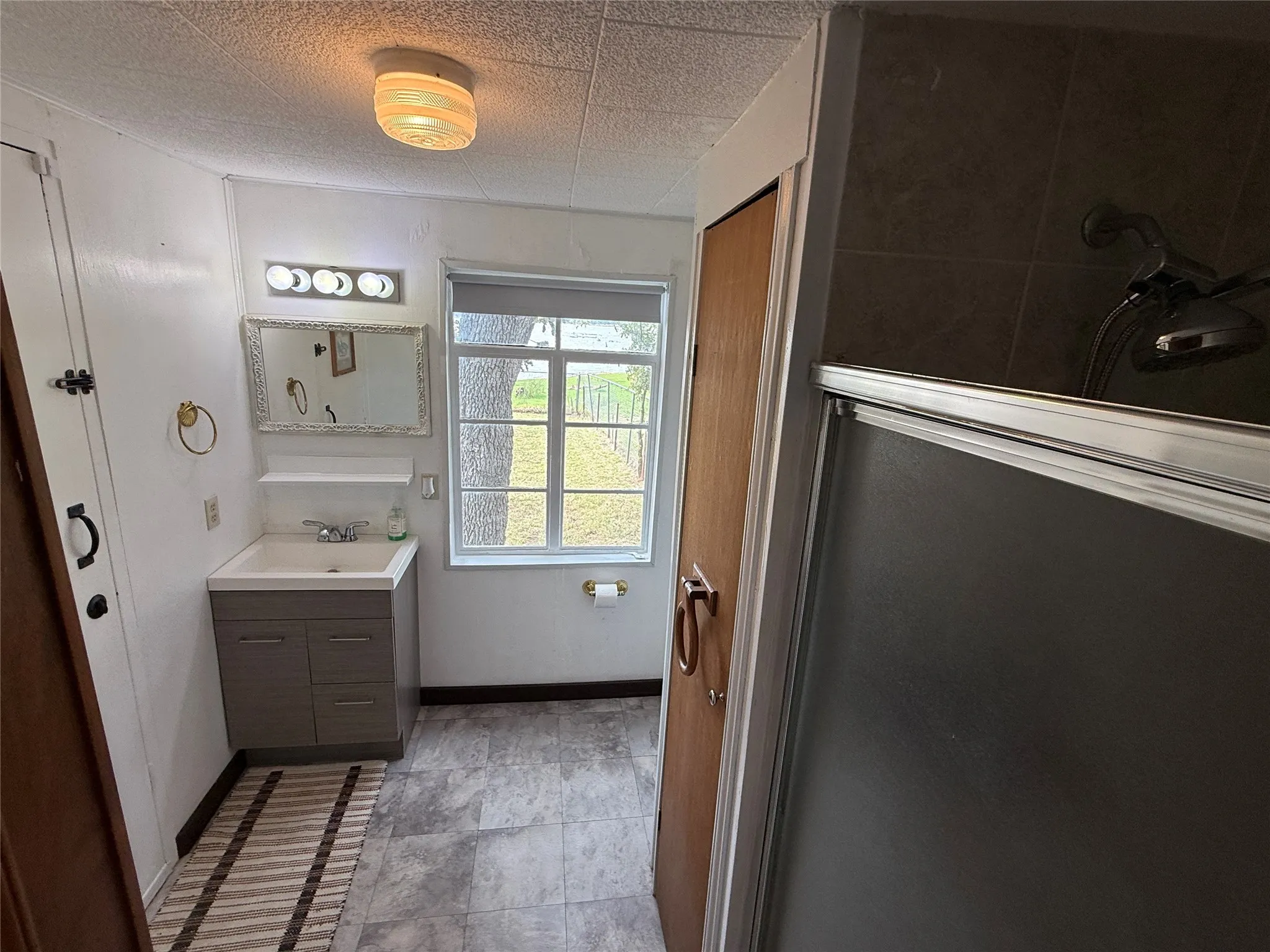 Single Family Residence For Sale in Brown County , 3460 Bounding Main Drive, May, Texas 76857, 2 Bedroom, 1 Bathroom, Garage spaces, 1,062 Sqft, built in 1992, mls#21397500, Real Estate Agent in May, Homes For Sale in Brown county, Homes For Sale in May, Realtor in May Texas, Real Estate Brokerage Independent Realty Texas, Luminita Cordes Realtor
