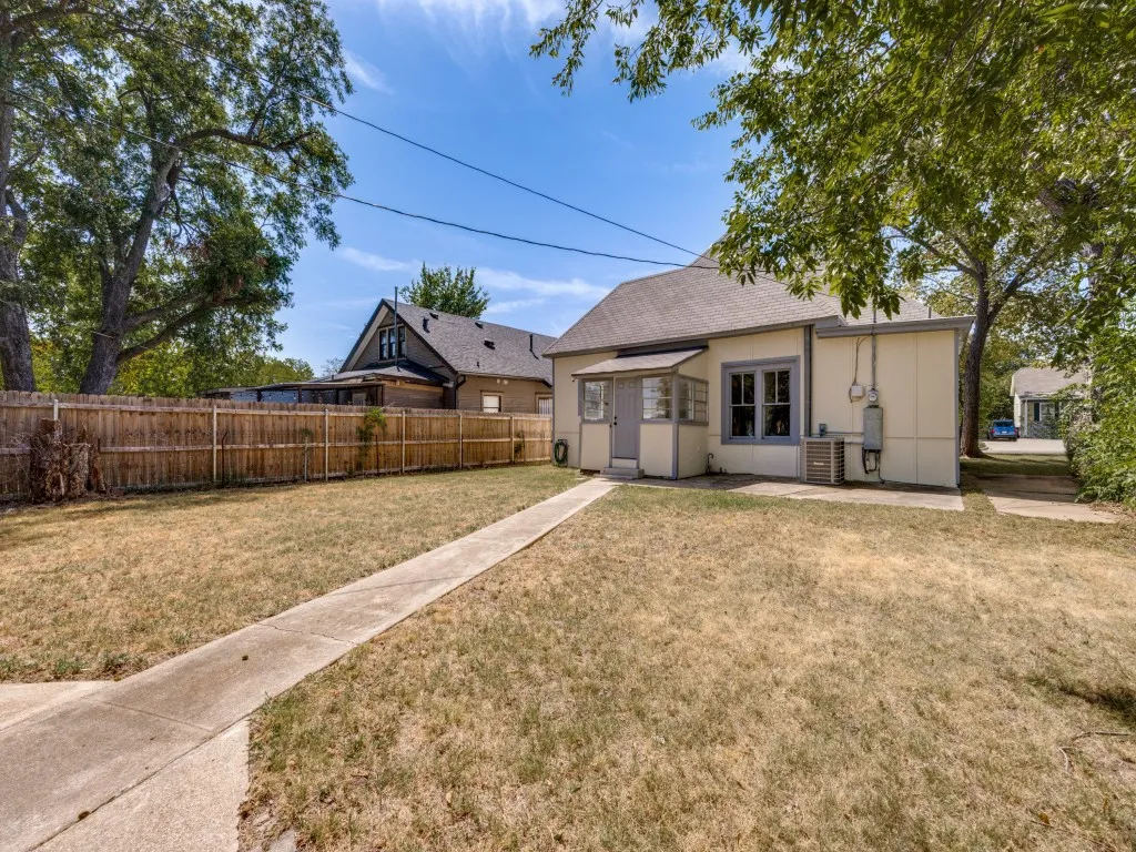 Single Family Residence For Rent in Grayson County , 917 W Sears Street, Denison, Texas 75020, 3 Bedroom, 1 Bathroom, Garage spaces, 1,197 Sqft, built in 1880, mls#21397501, Real Estate Agent in Denison, Homes For Rent in Grayson county, Homes For Rent in Denison, Realtor in Denison Texas, Real Estate Brokerage Independent Realty Texas, Luminita Cordes Realtor