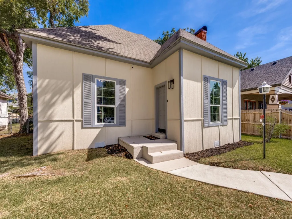 Single Family Residence For Rent in Grayson County , 917 W Sears Street, Denison, Texas 75020, 3 Bedroom, 1 Bathroom, Garage spaces, 1,197 Sqft, built in 1880, mls#21397501, Real Estate Agent in Denison, Homes For Rent in Grayson county, Homes For Rent in Denison, Realtor in Denison Texas, Real Estate Brokerage Independent Realty Texas, Luminita Cordes Realtor