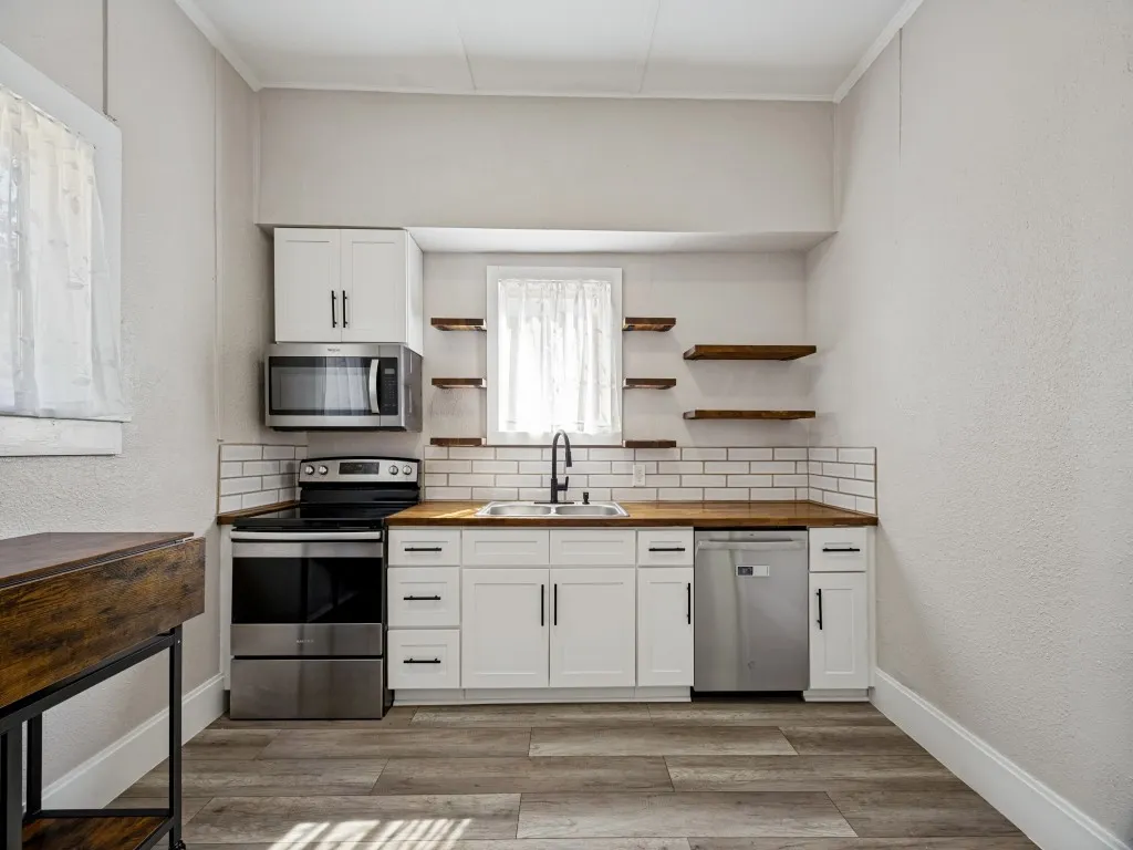 Single Family Residence For Rent in Grayson County , 917 W Sears Street, Denison, Texas 75020, 3 Bedroom, 1 Bathroom, Garage spaces, 1,197 Sqft, built in 1880, mls#21397501, Real Estate Agent in Denison, Homes For Rent in Grayson county, Homes For Rent in Denison, Realtor in Denison Texas, Real Estate Brokerage Independent Realty Texas, Luminita Cordes Realtor