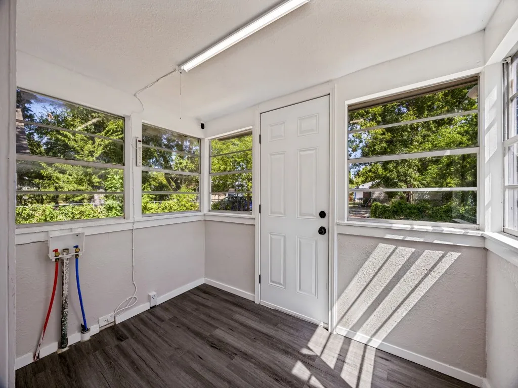 Single Family Residence For Rent in Grayson County , 917 W Sears Street, Denison, Texas 75020, 3 Bedroom, 1 Bathroom, Garage spaces, 1,197 Sqft, built in 1880, mls#21397501, Real Estate Agent in Denison, Homes For Rent in Grayson county, Homes For Rent in Denison, Realtor in Denison Texas, Real Estate Brokerage Independent Realty Texas, Luminita Cordes Realtor