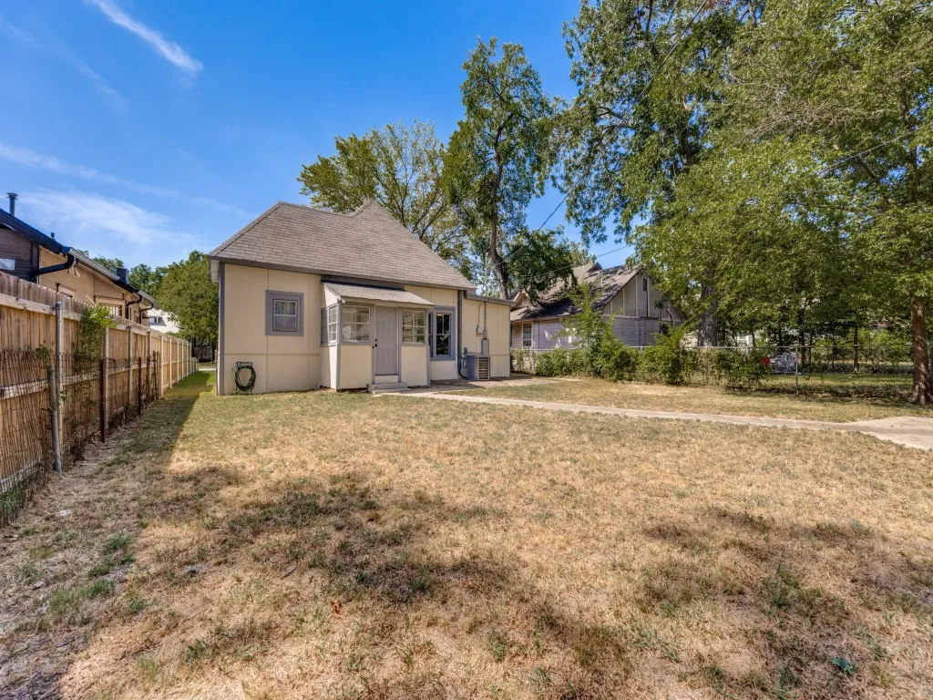 Single Family Residence For Rent in Grayson County , 917 W Sears Street, Denison, Texas 75020, 3 Bedroom, 1 Bathroom, Garage spaces, 1,197 Sqft, built in 1880, mls#21397501, Real Estate Agent in Denison, Homes For Rent in Grayson county, Homes For Rent in Denison, Realtor in Denison Texas, Real Estate Brokerage Independent Realty Texas, Luminita Cordes Realtor