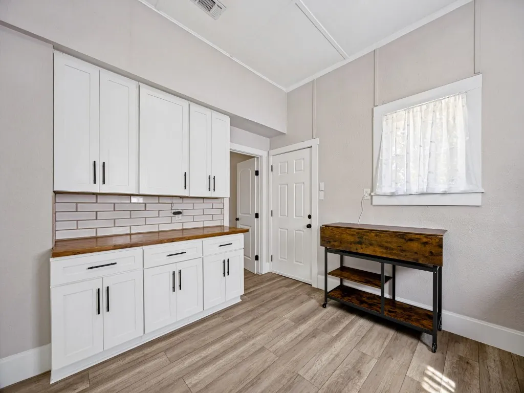 Single Family Residence For Rent in Grayson County , 917 W Sears Street, Denison, Texas 75020, 3 Bedroom, 1 Bathroom, Garage spaces, 1,197 Sqft, built in 1880, mls#21397501, Real Estate Agent in Denison, Homes For Rent in Grayson county, Homes For Rent in Denison, Realtor in Denison Texas, Real Estate Brokerage Independent Realty Texas, Luminita Cordes Realtor